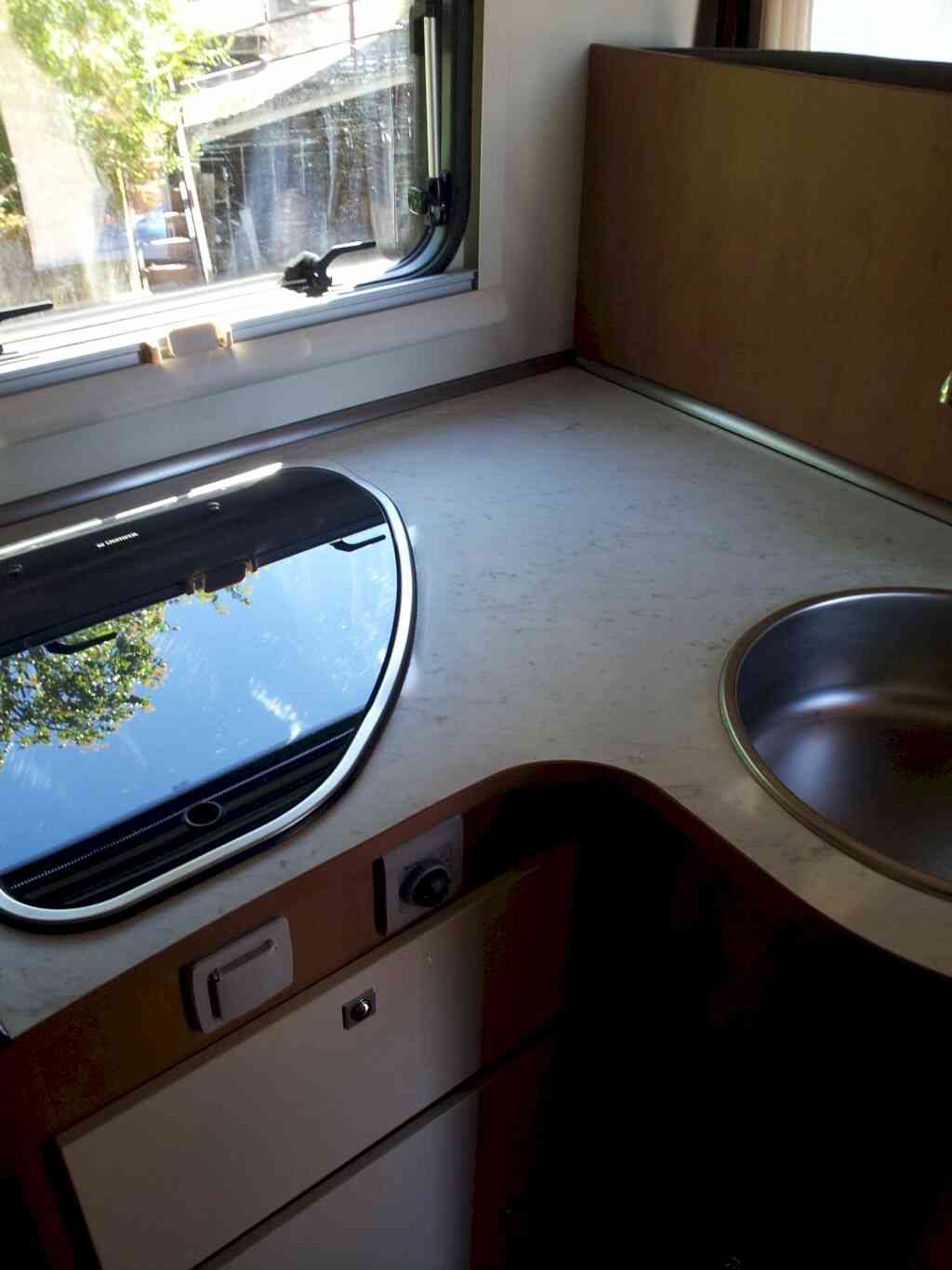 camping-car Citroen PLASY HP74  intérieur  / coin cuisine