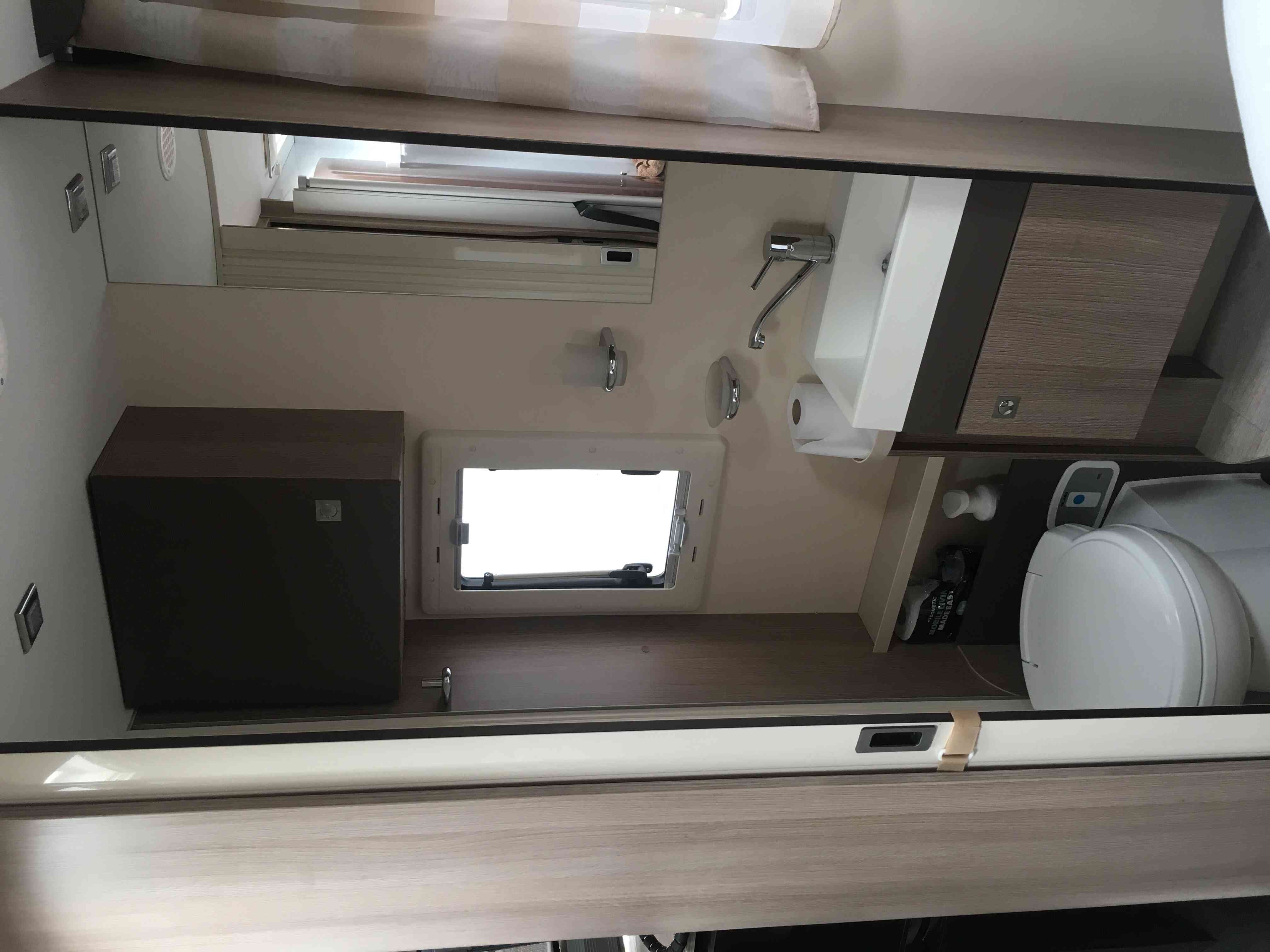 camping-car CHALLENGER 288 EB  intérieur / salle de bain  et wc