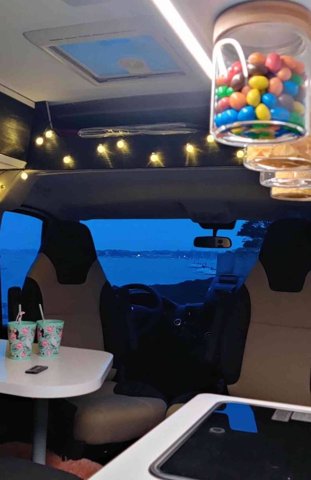 camping-car BENIMAR BENIVAN 110  intérieur / coin salon