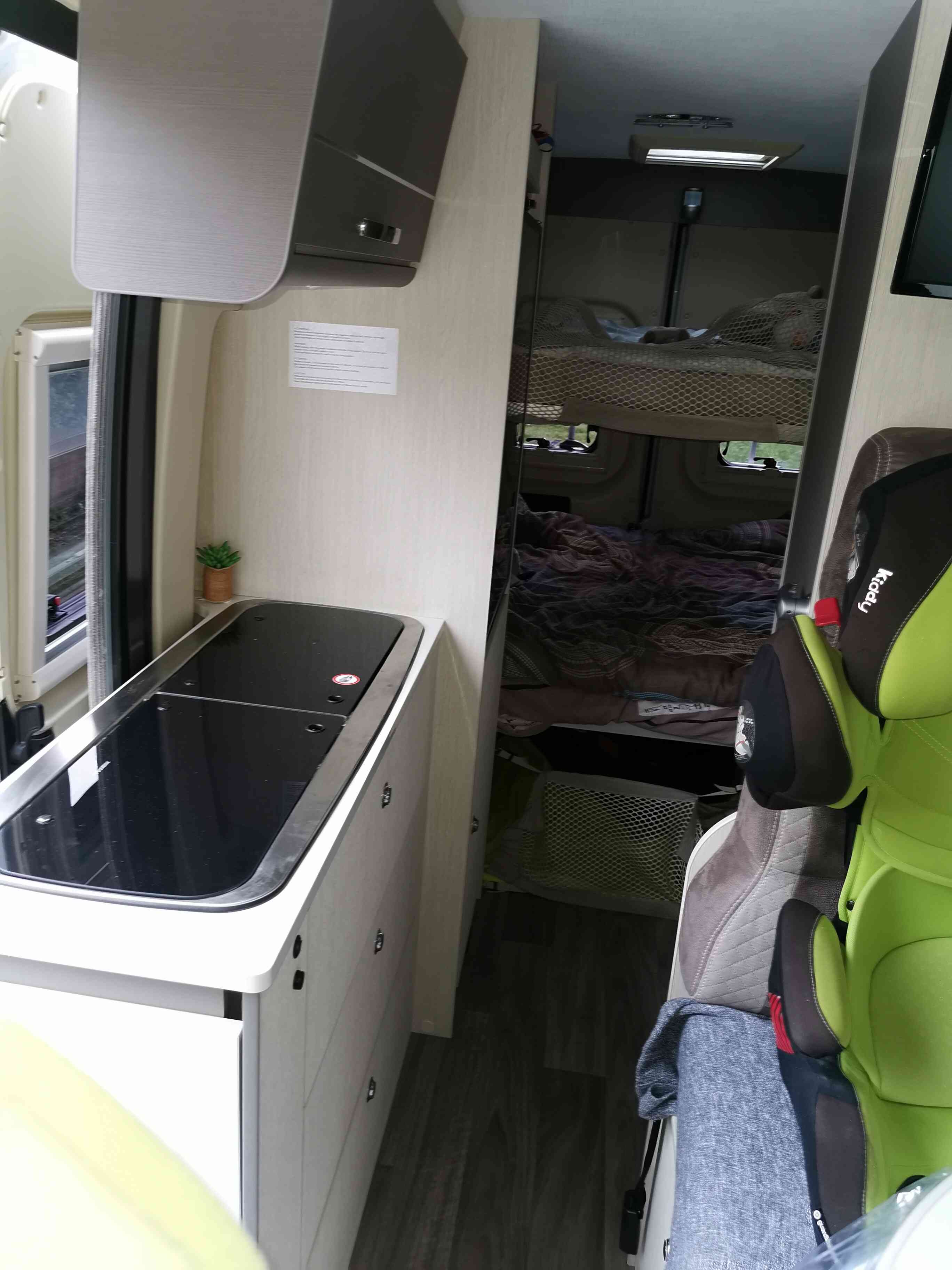 camping-car CHAUSSON TWIST V594 MAX  intérieur  / coin cuisine