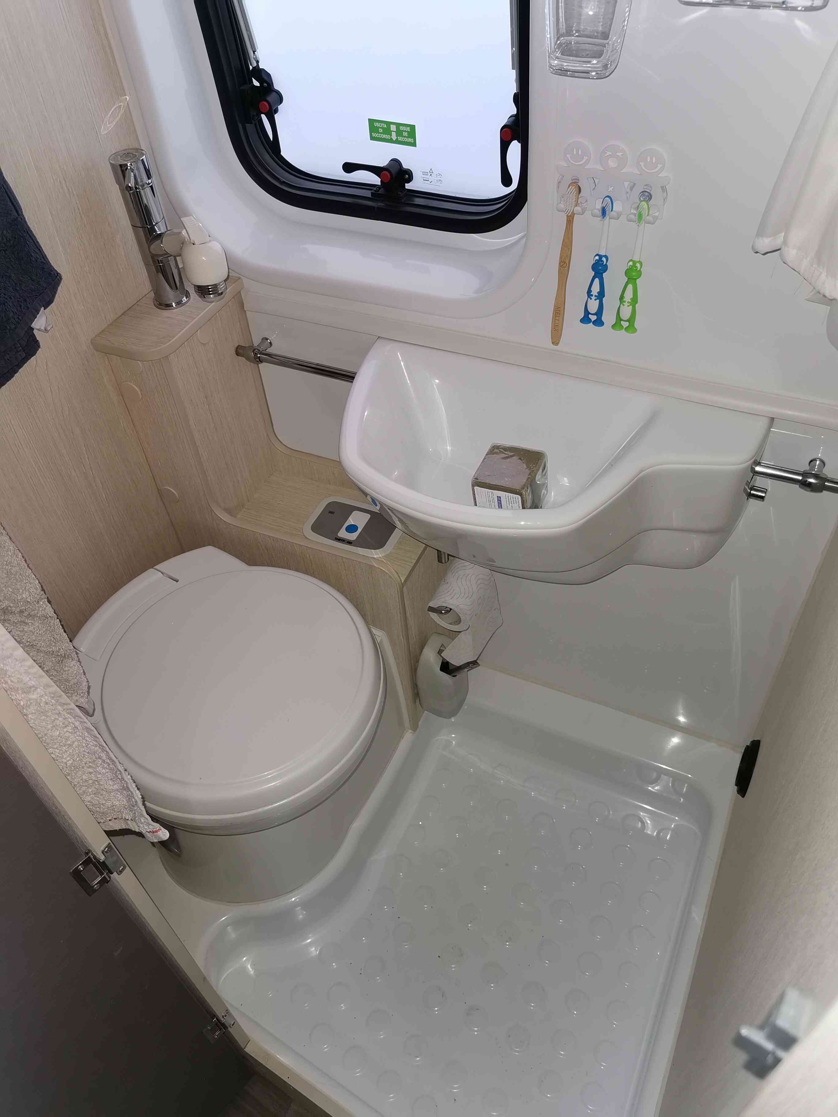 camping-car CHAUSSON TWIST V594 MAX  intérieur / salle de bain  et wc