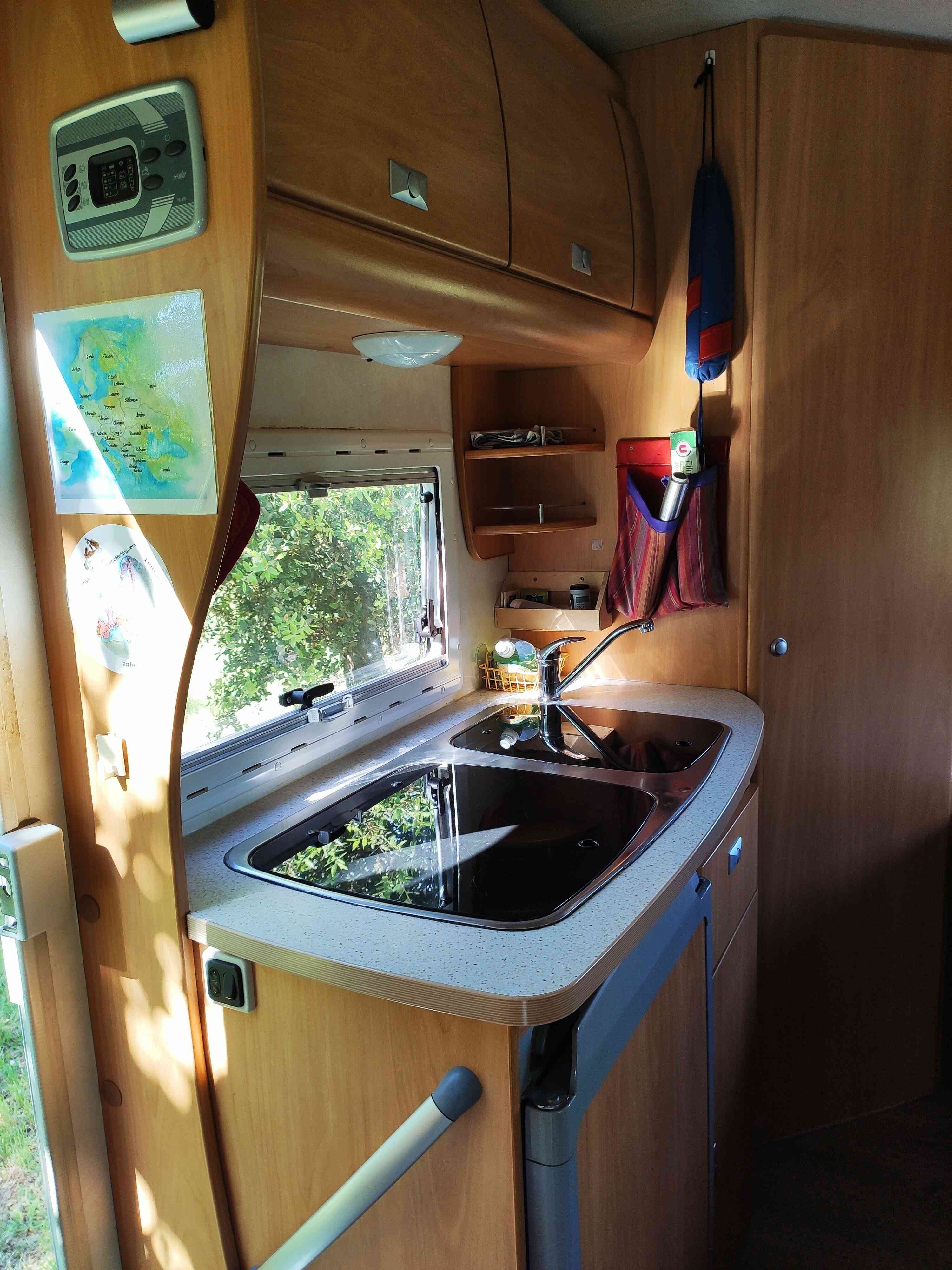 camping-car CHALLENGER   intérieur  / coin cuisine