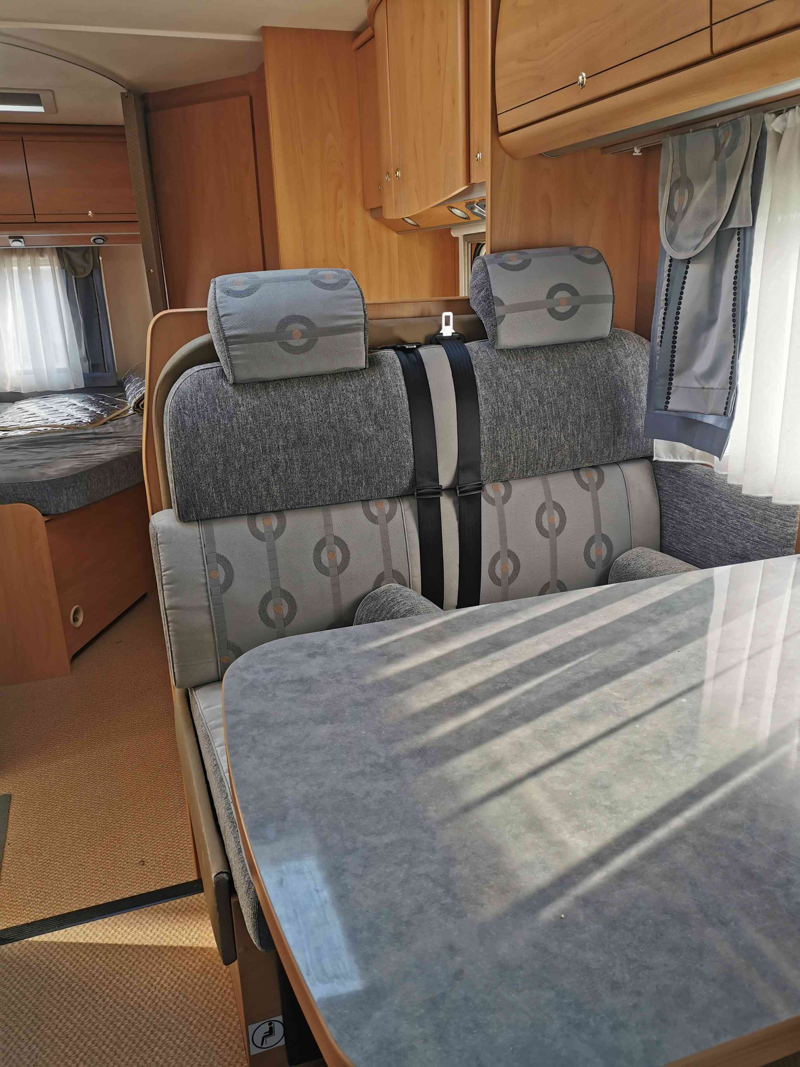 camping-car BURSTNER DELFIN T 680  intérieur / coin salon