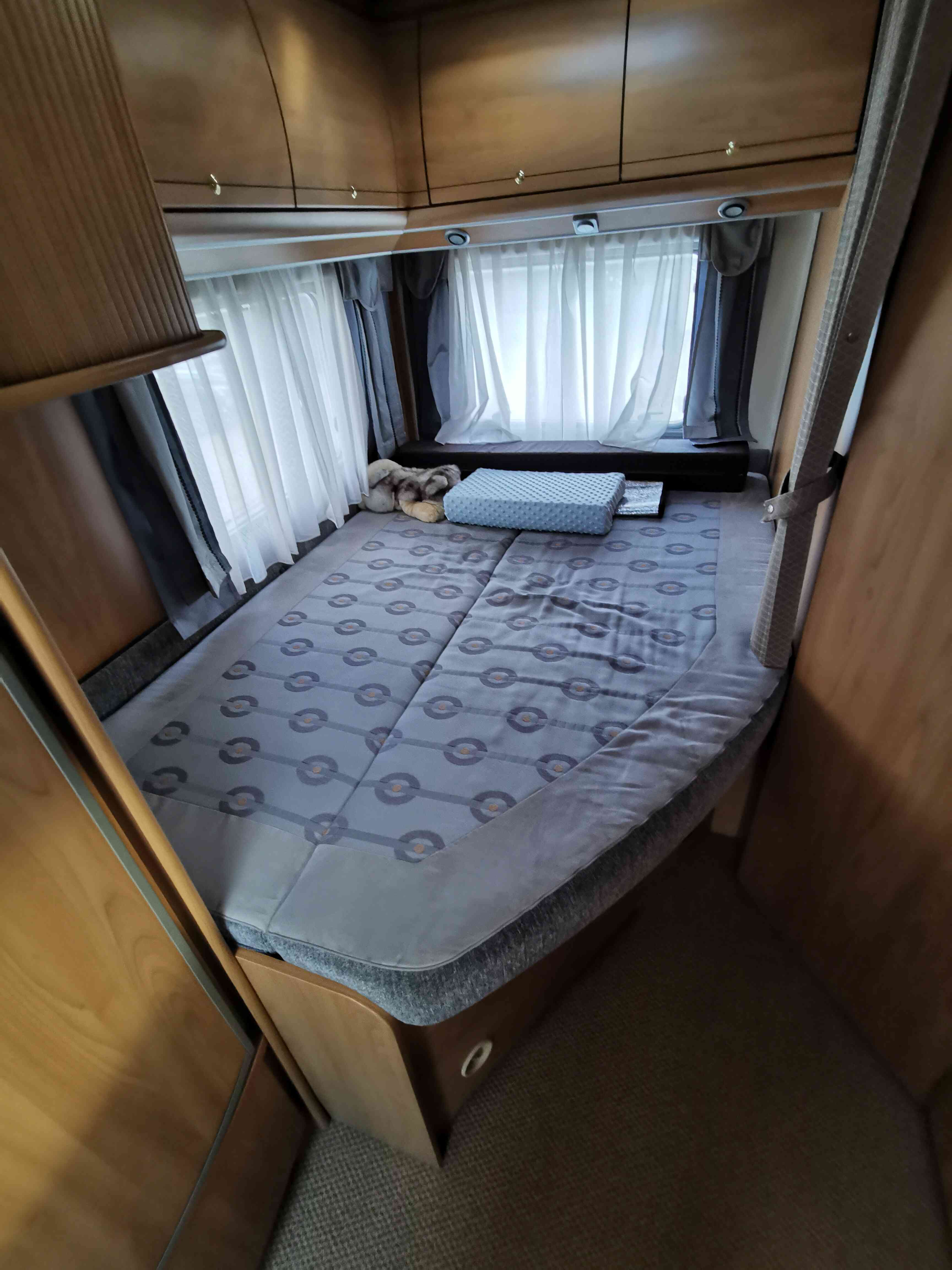 camping-car BURSTNER DELFIN T 680  intérieur / couchage principal