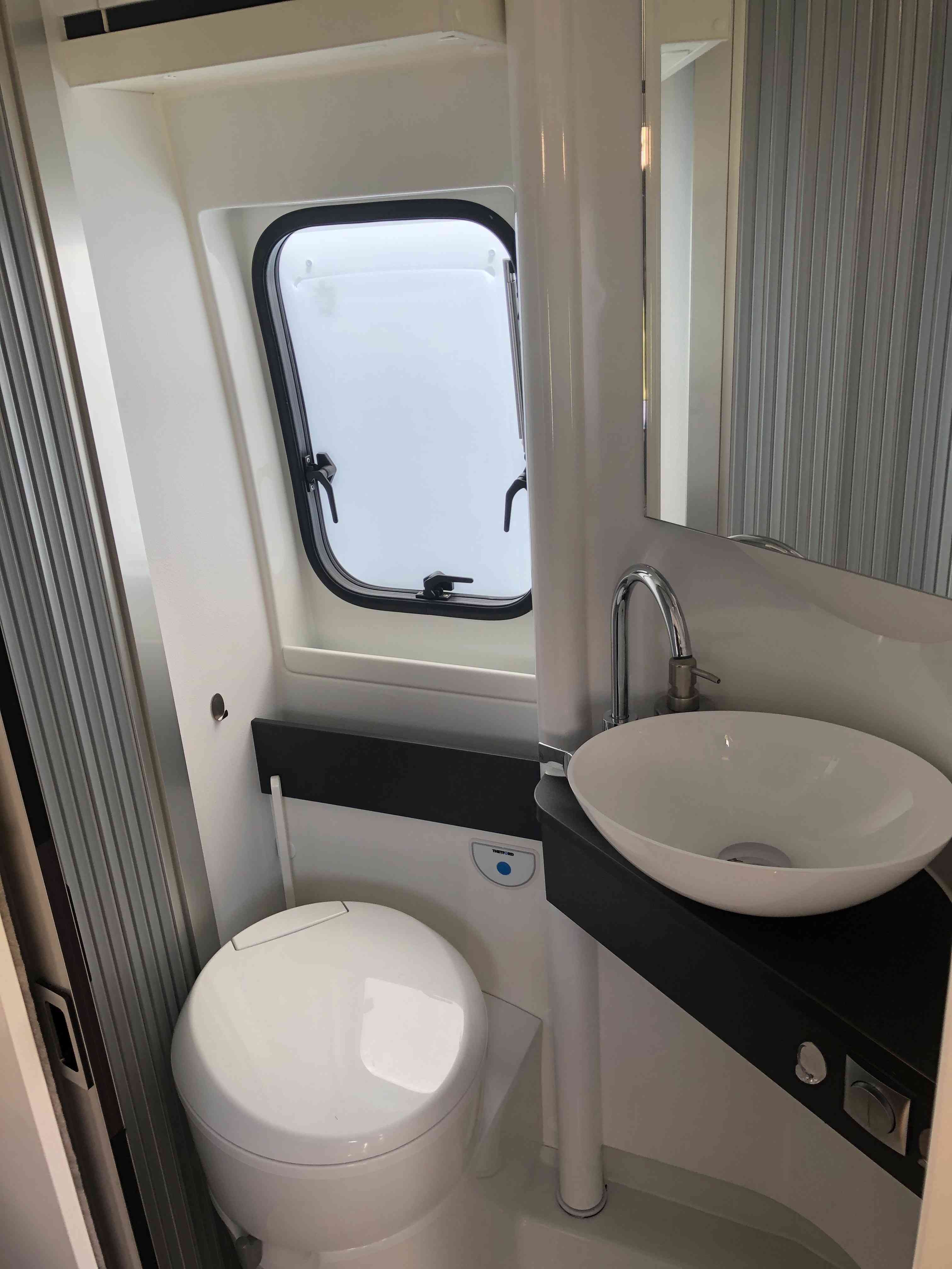camping-car ELIOS 59T  intérieur / salle de bain  et wc