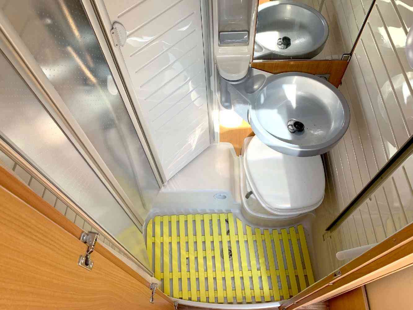 camping-car BURSTNER NEXXO T 687  intérieur / salle de bain  et wc