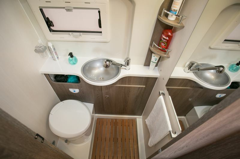 camping-car RANDGER R 600  intérieur / salle de bain  et wc
