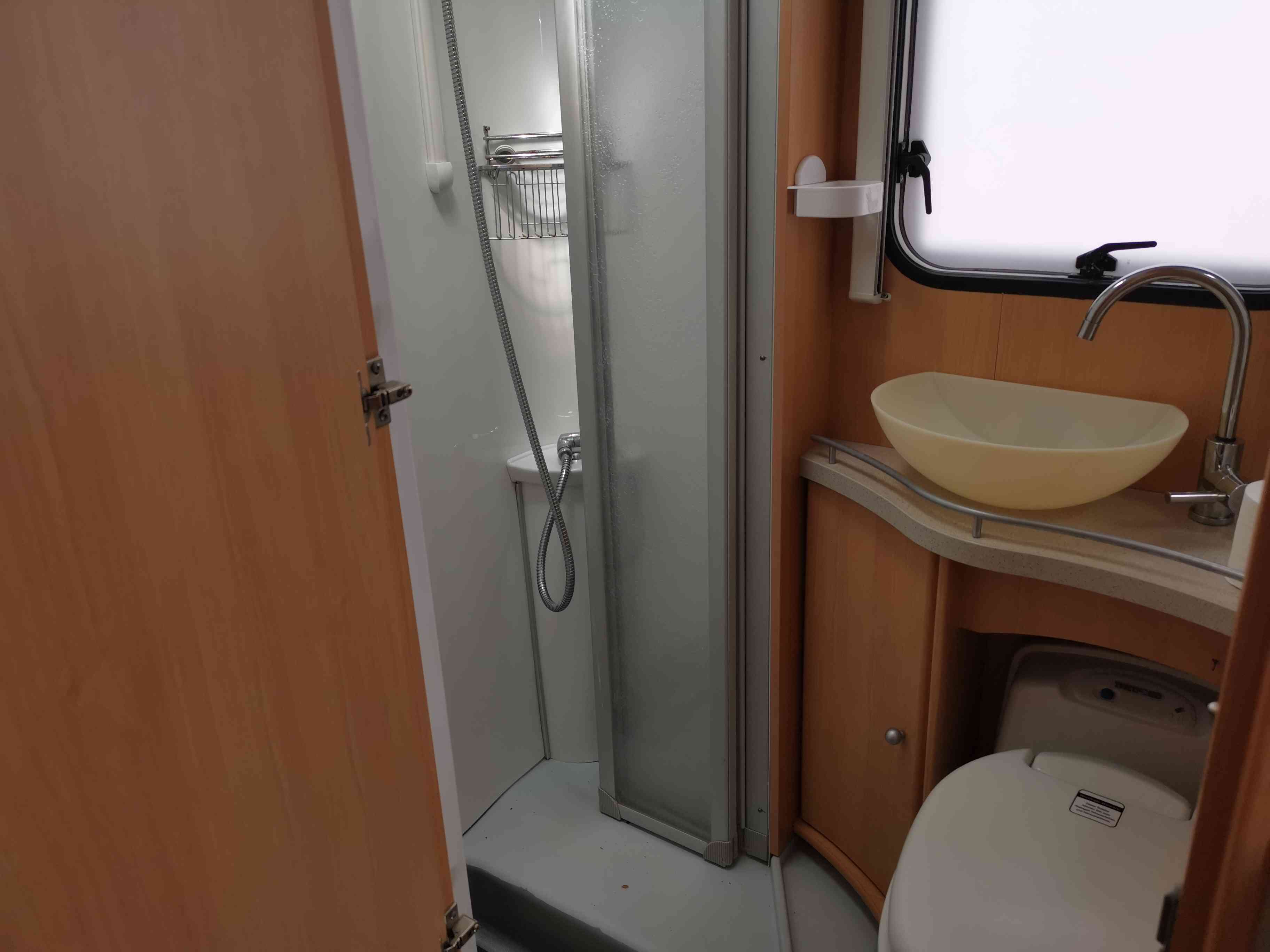 camping-car TEC FREETEC  intérieur / salle de bain  et wc