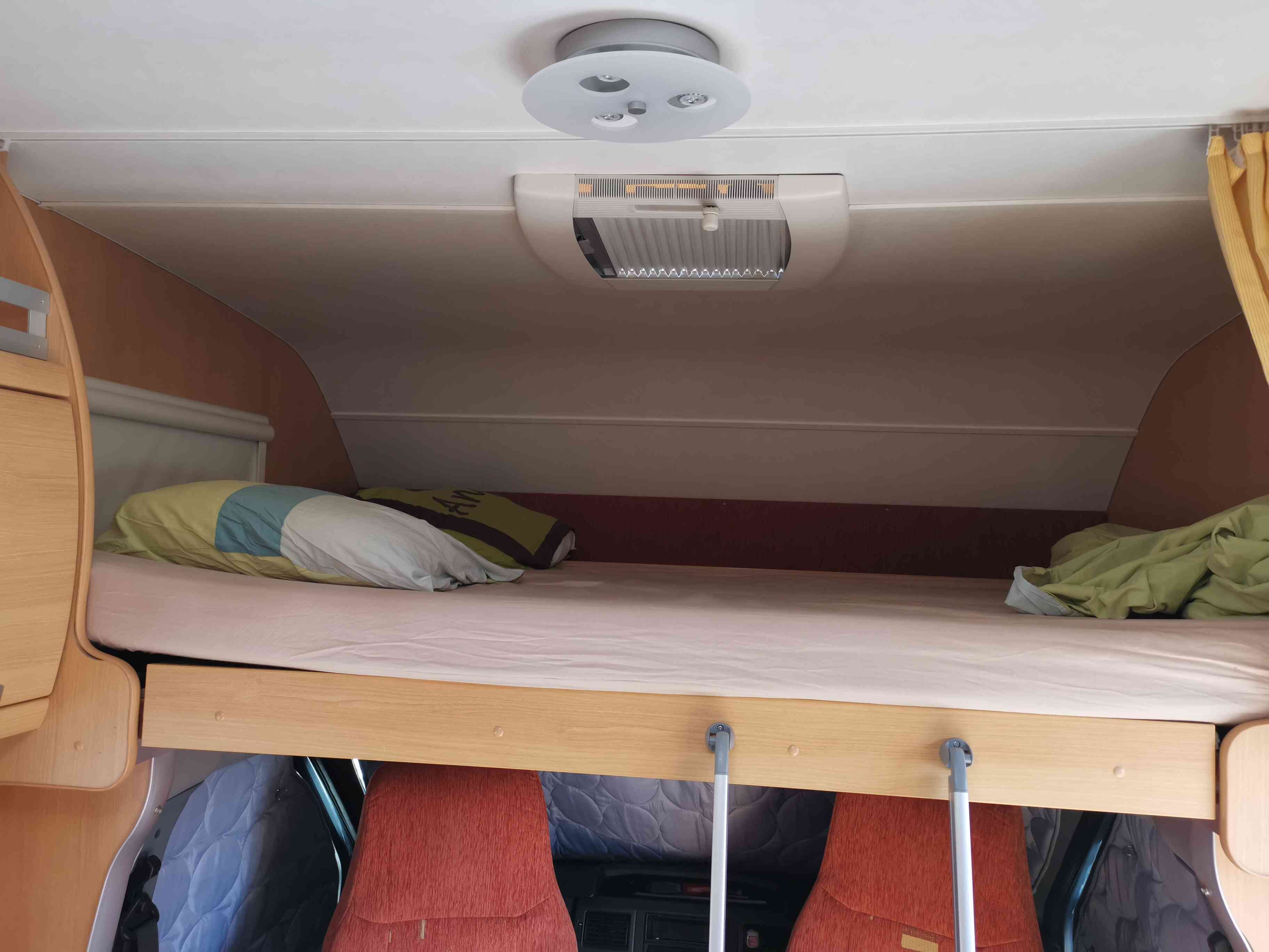 camping-car TEC FREETEC  intérieur / couchage principal