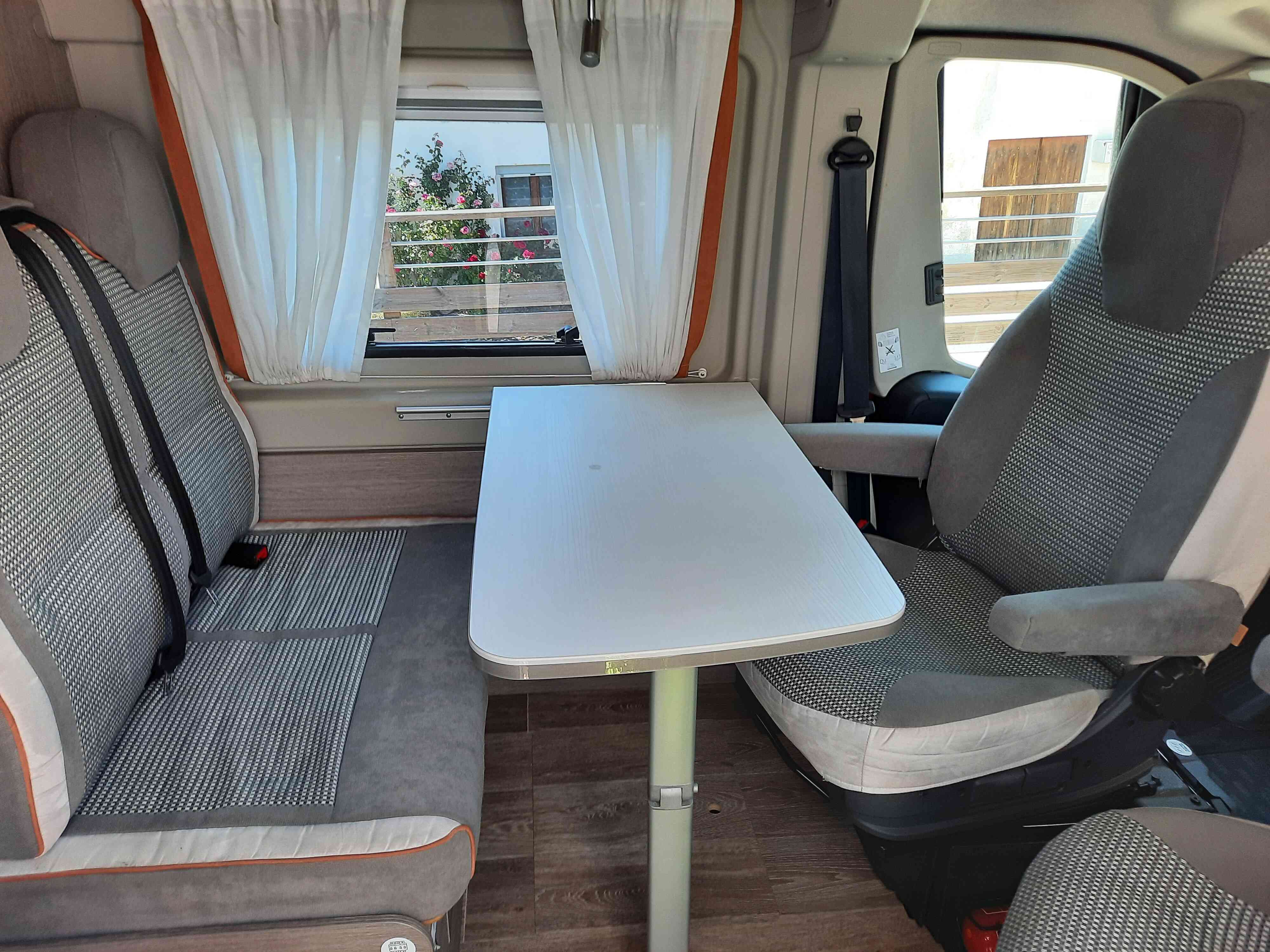 camping-car POSSL 2 WIN PLUS  intérieur / coin salon