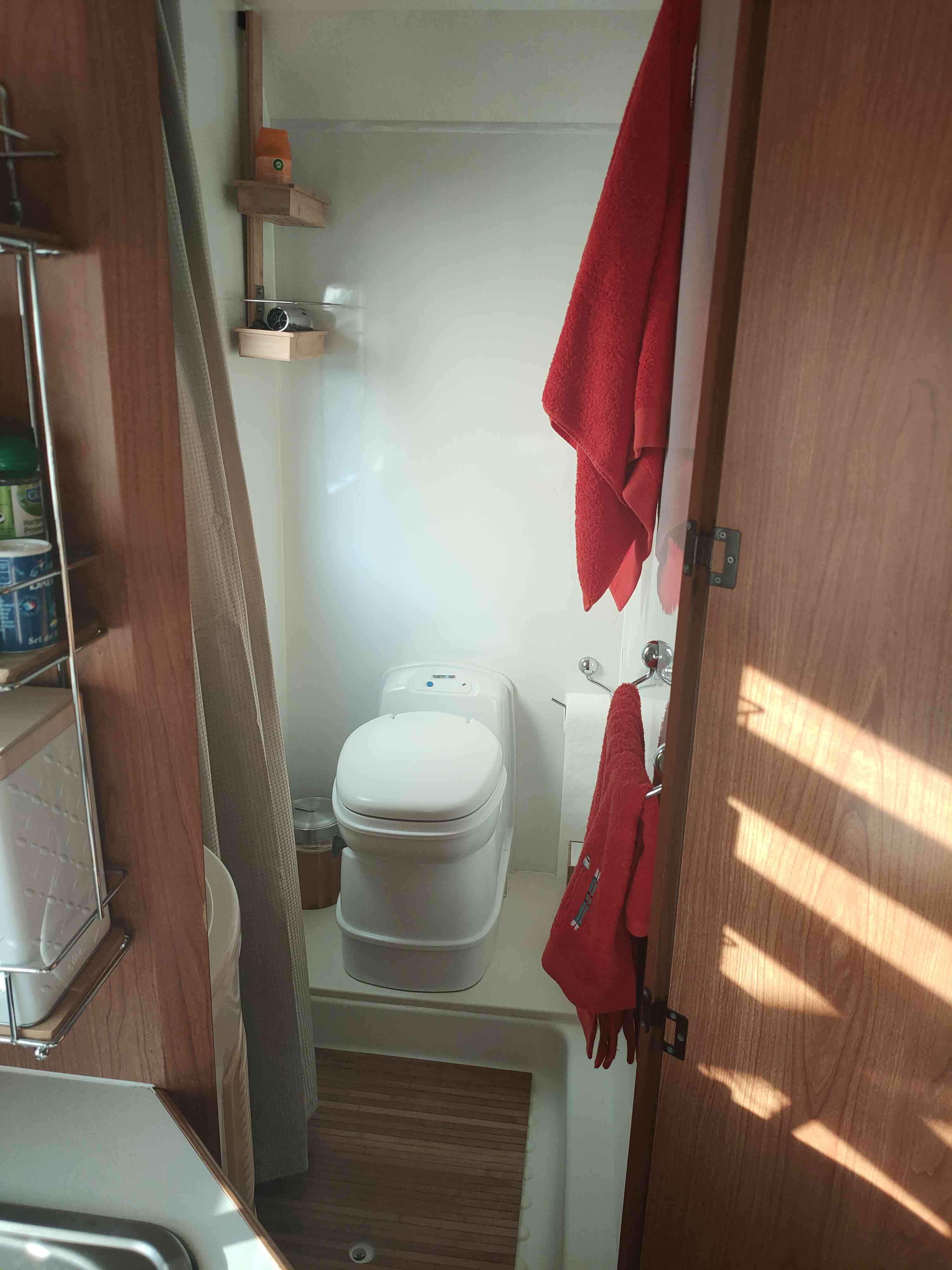camping-car RIMOR XGO  intérieur / salle de bain  et wc