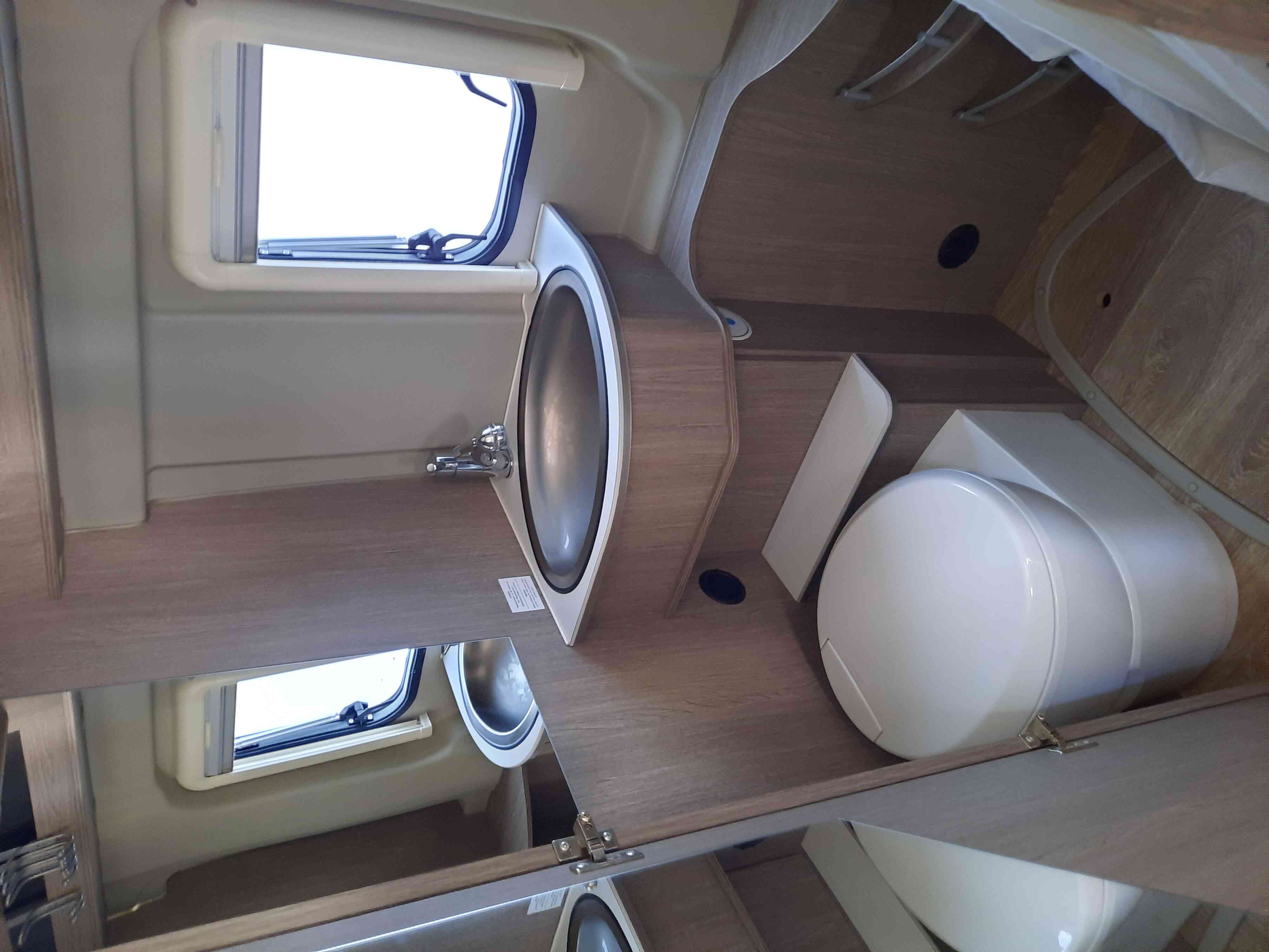 camping-car POSSL 2 WIN PLUS  intérieur / salle de bain  et wc