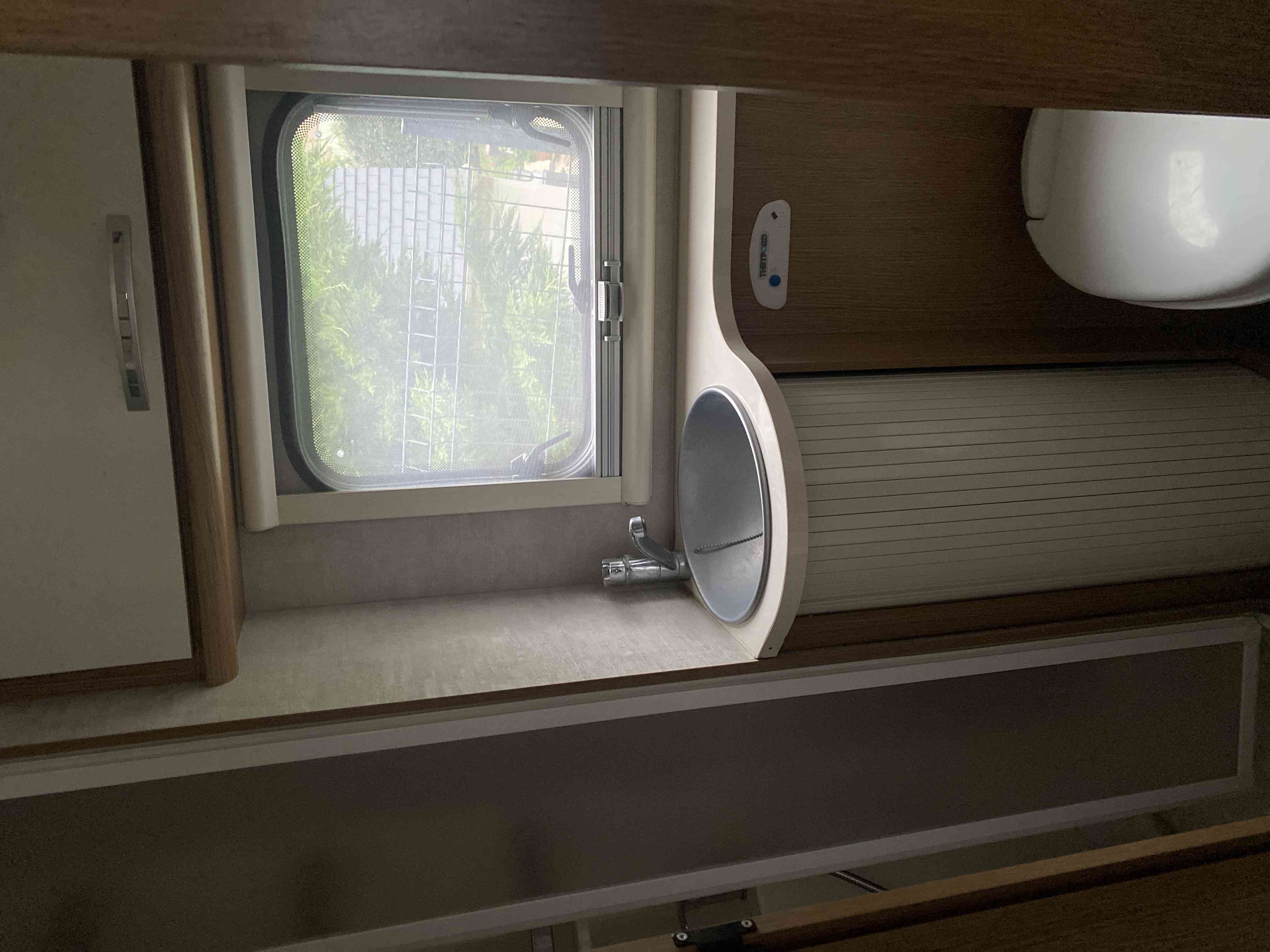 camping-car RIMOR SEAL 5  intérieur / salle de bain  et wc