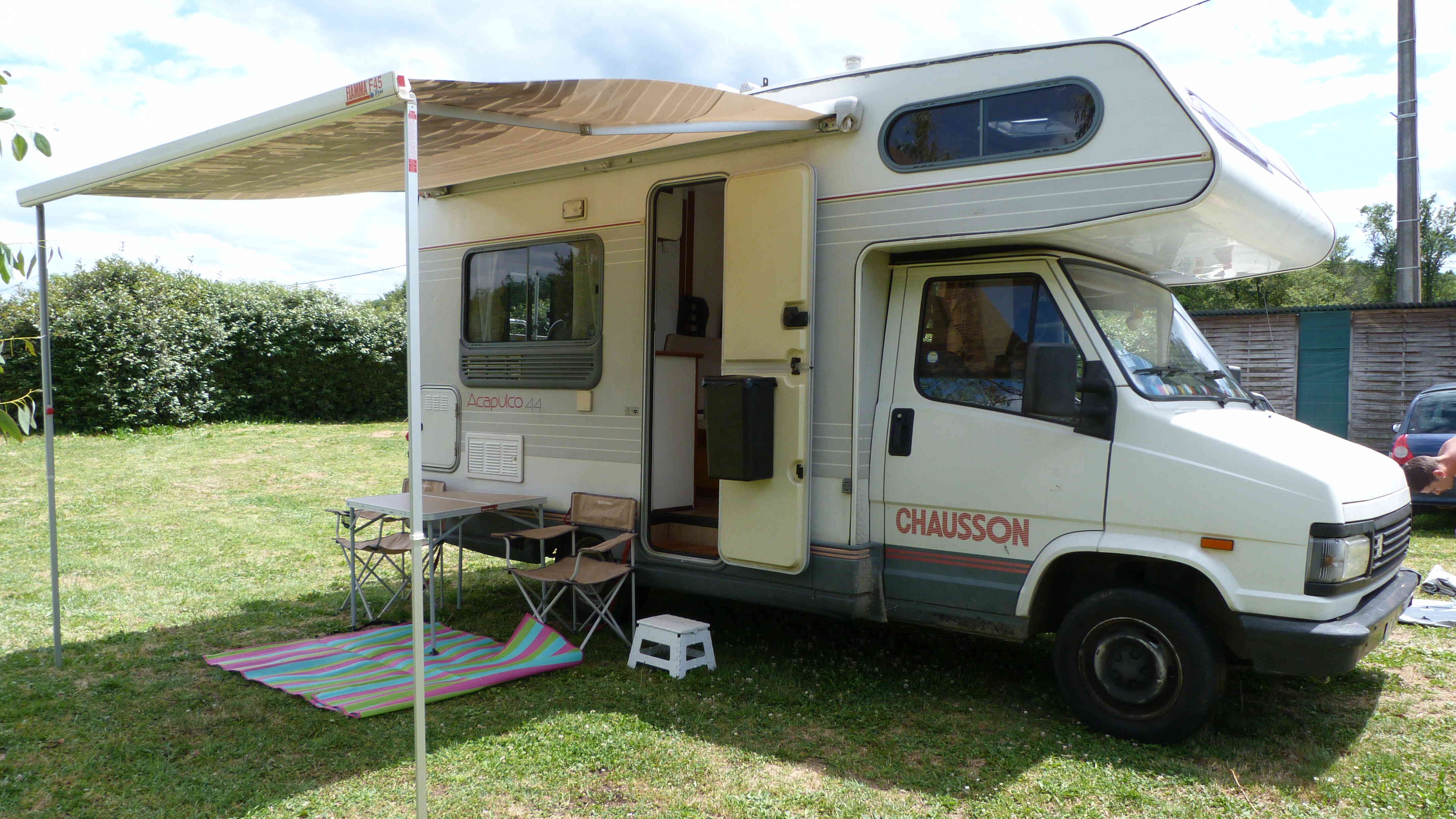 camping-car CHAUSSON C 25  extérieur / latéral droit