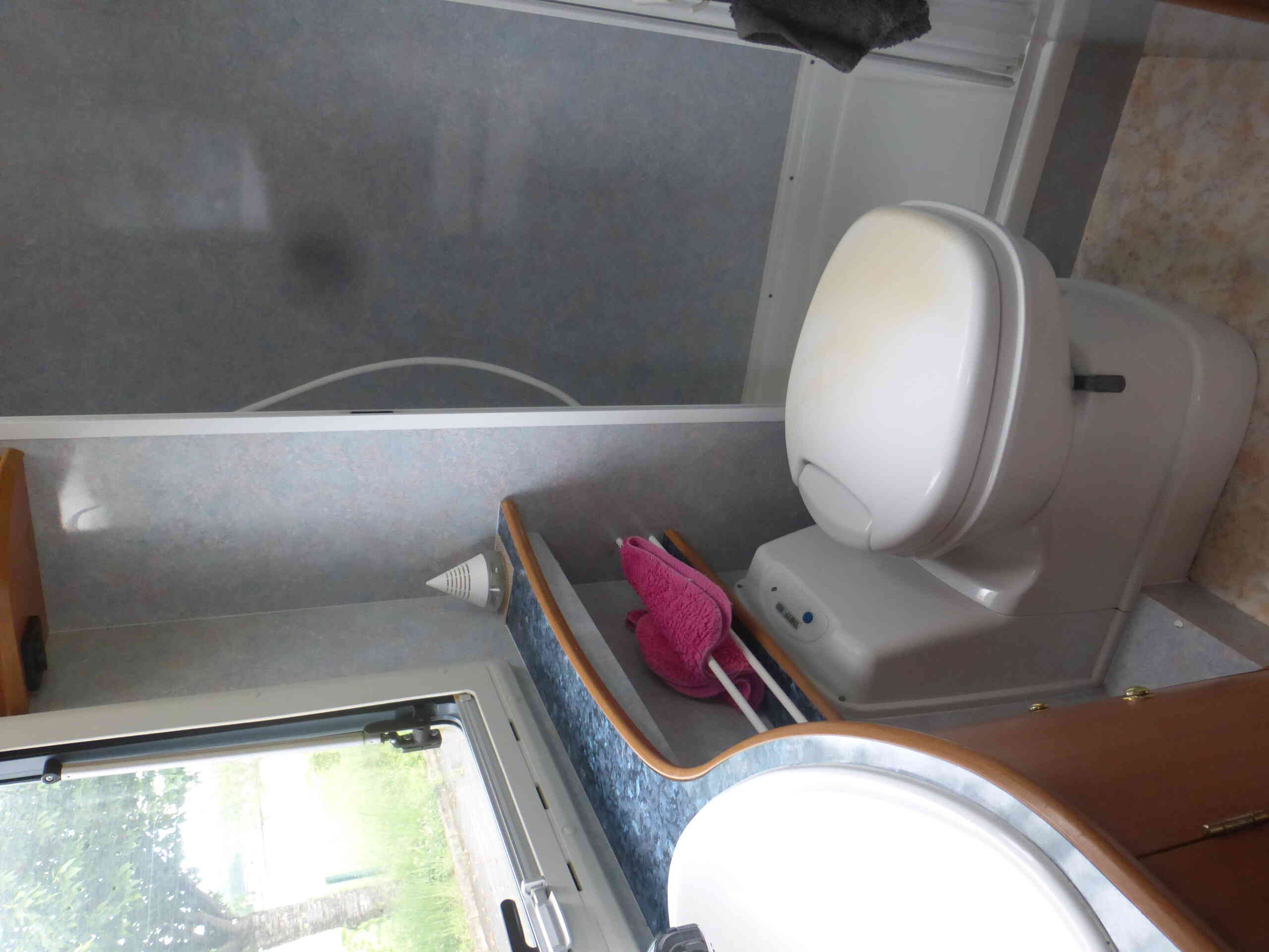 camping-car FLEURETTE GREBE  intérieur / salle de bain  et wc
