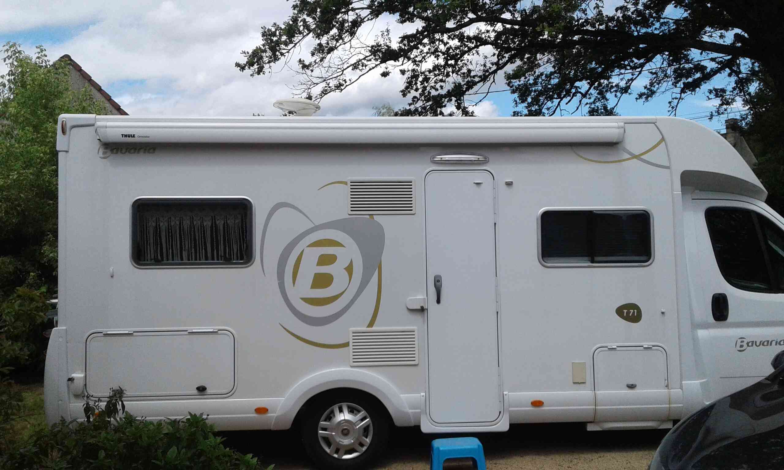 camping-car BAVARIA BALTIC T71  extérieur / latéral droit