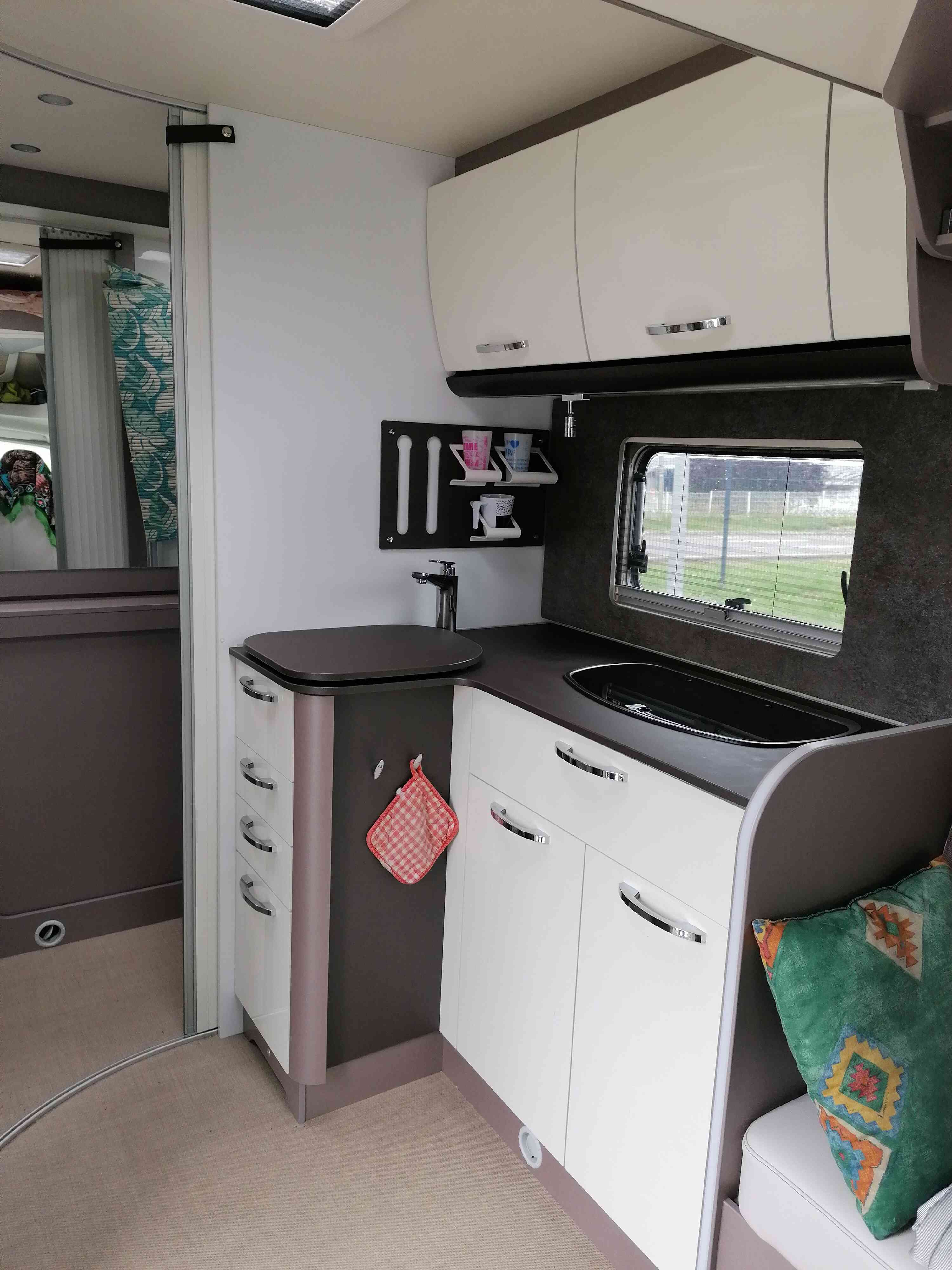 camping-car BURSTNER LYSEO PRIVILEGE TD 680G  intérieur  / coin cuisine