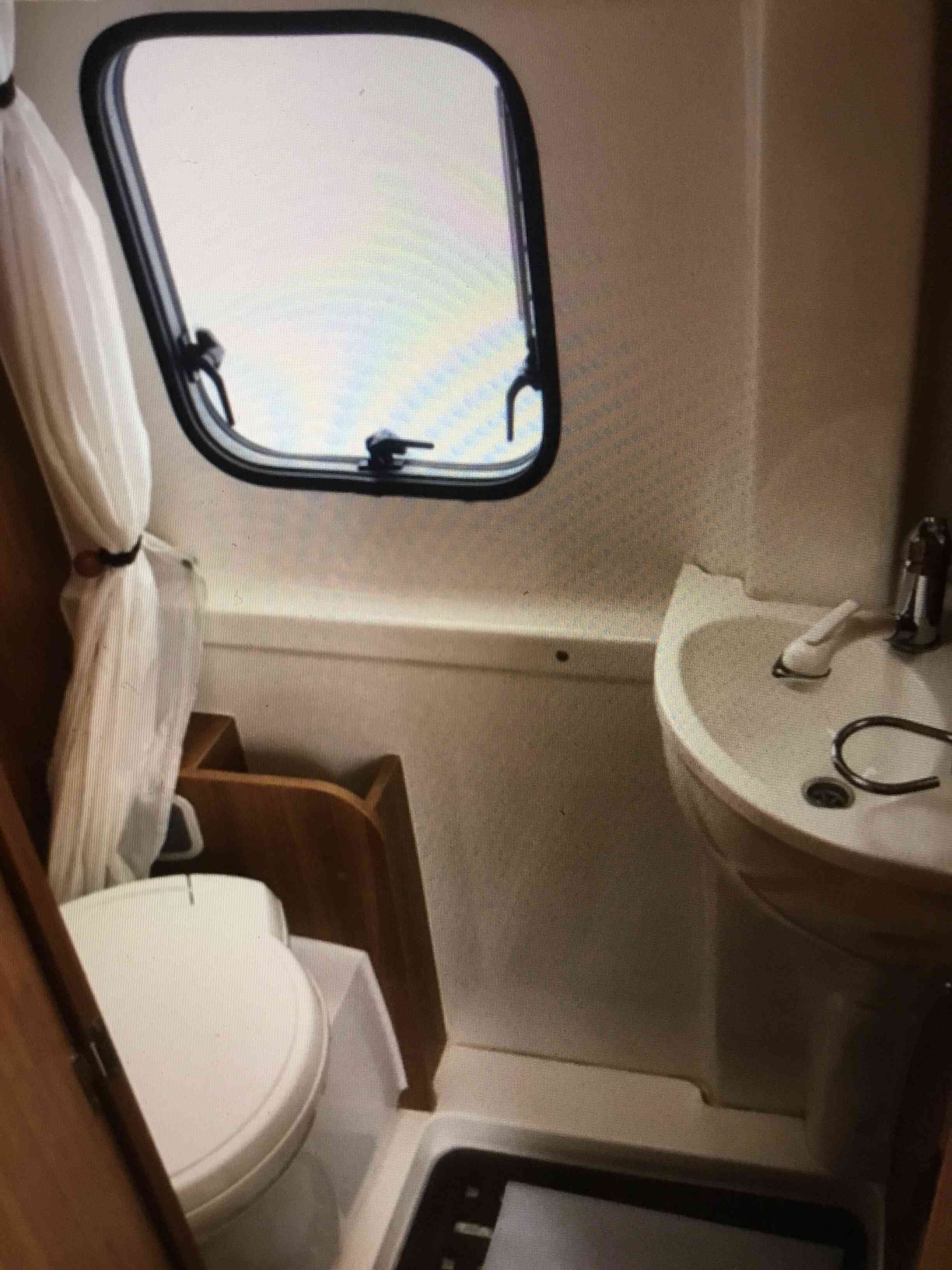camping-car RAPIDO V53  intérieur / salle de bain  et wc