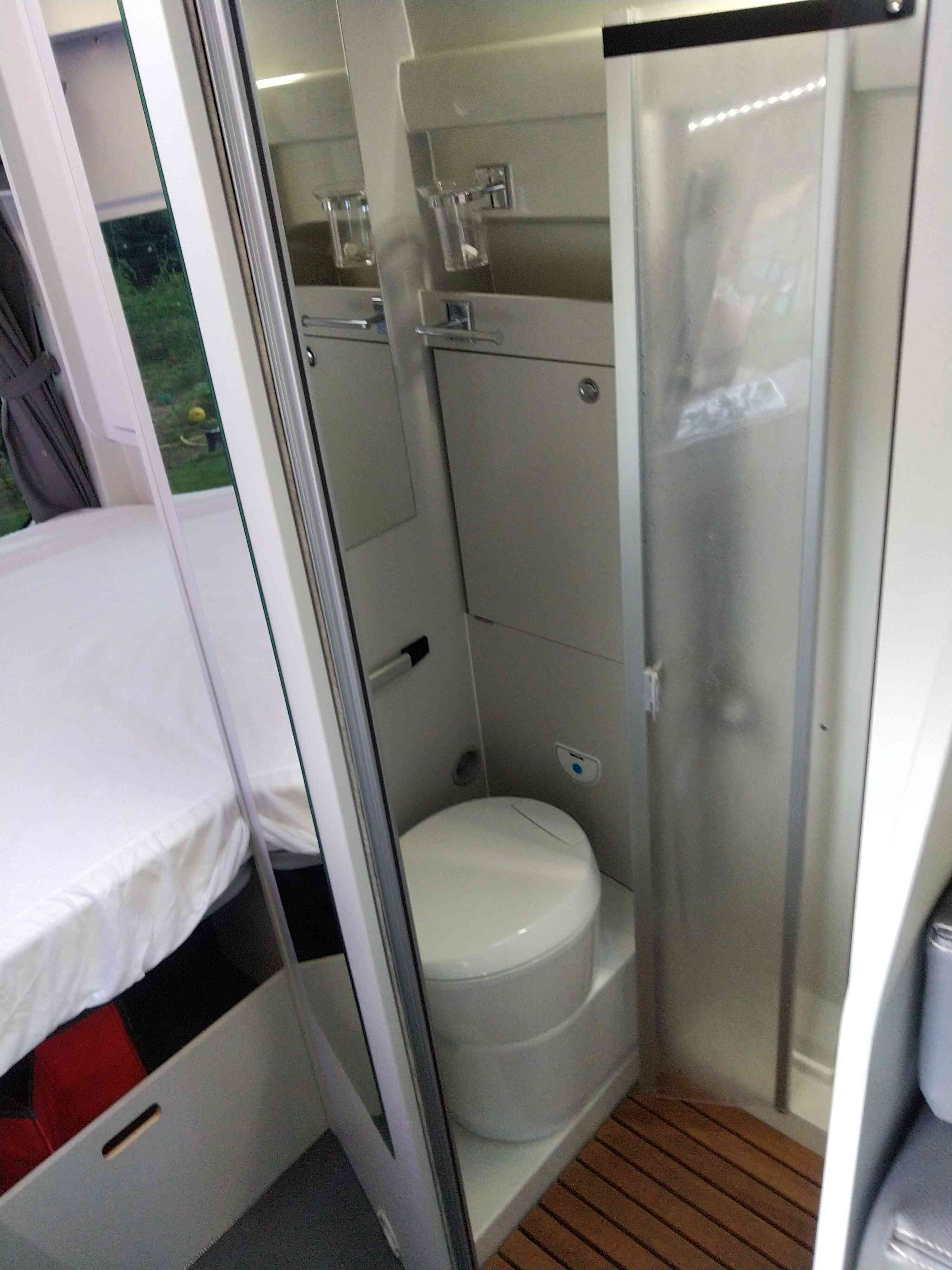 camping-car FONT VENDOME FORTYVAN  intérieur / salle de bain  et wc