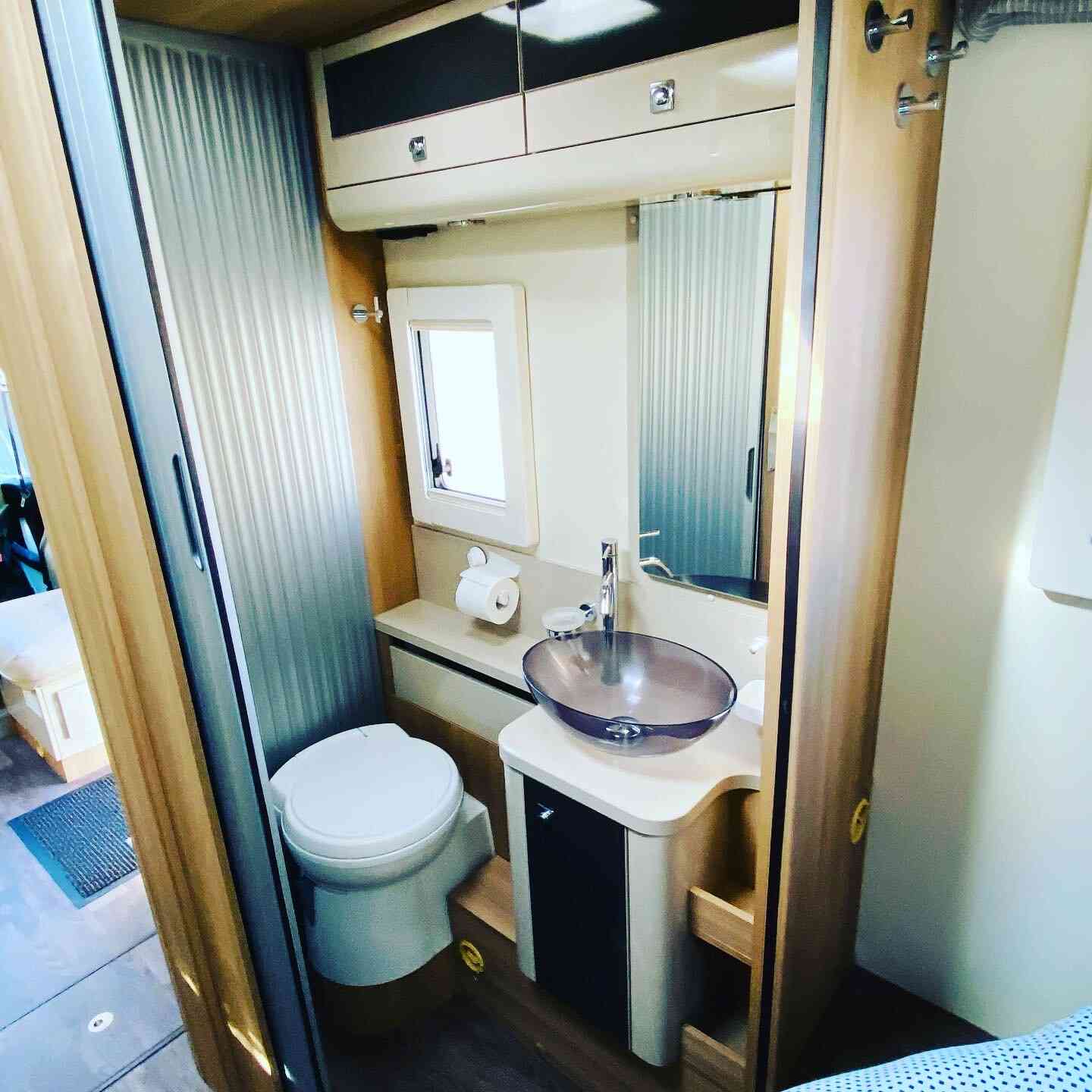camping-car ADRIA SINFONIA 65 XT  intérieur / salle de bain  et wc