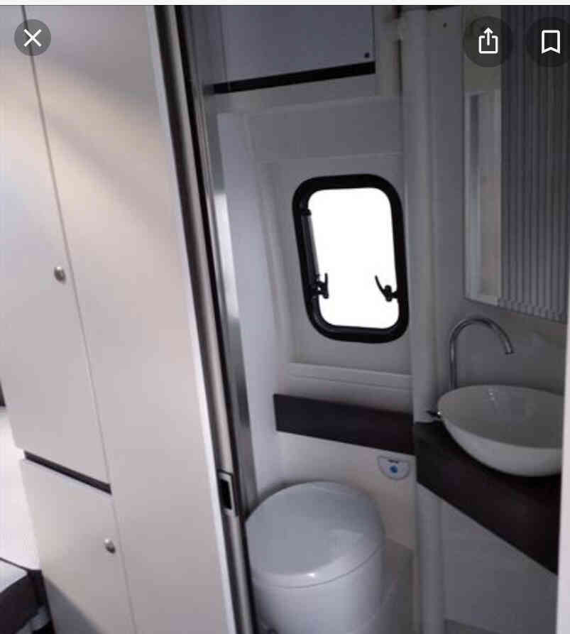camping-car ADRIA SPB SUPREME 640  intérieur / salle de bain  et wc
