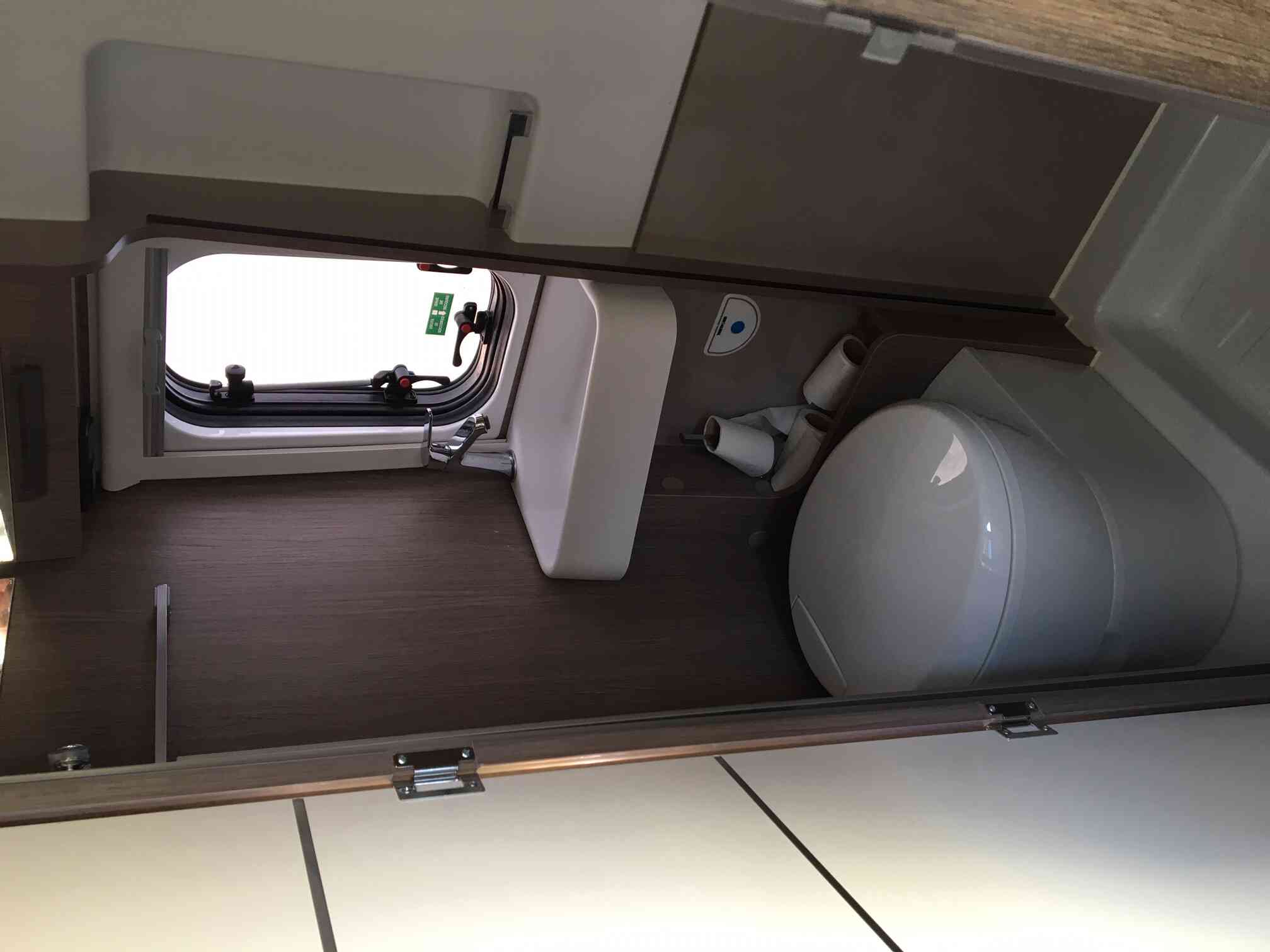 camping-car CHAUSSON TWIST V 594 MAX  intérieur / salle de bain  et wc