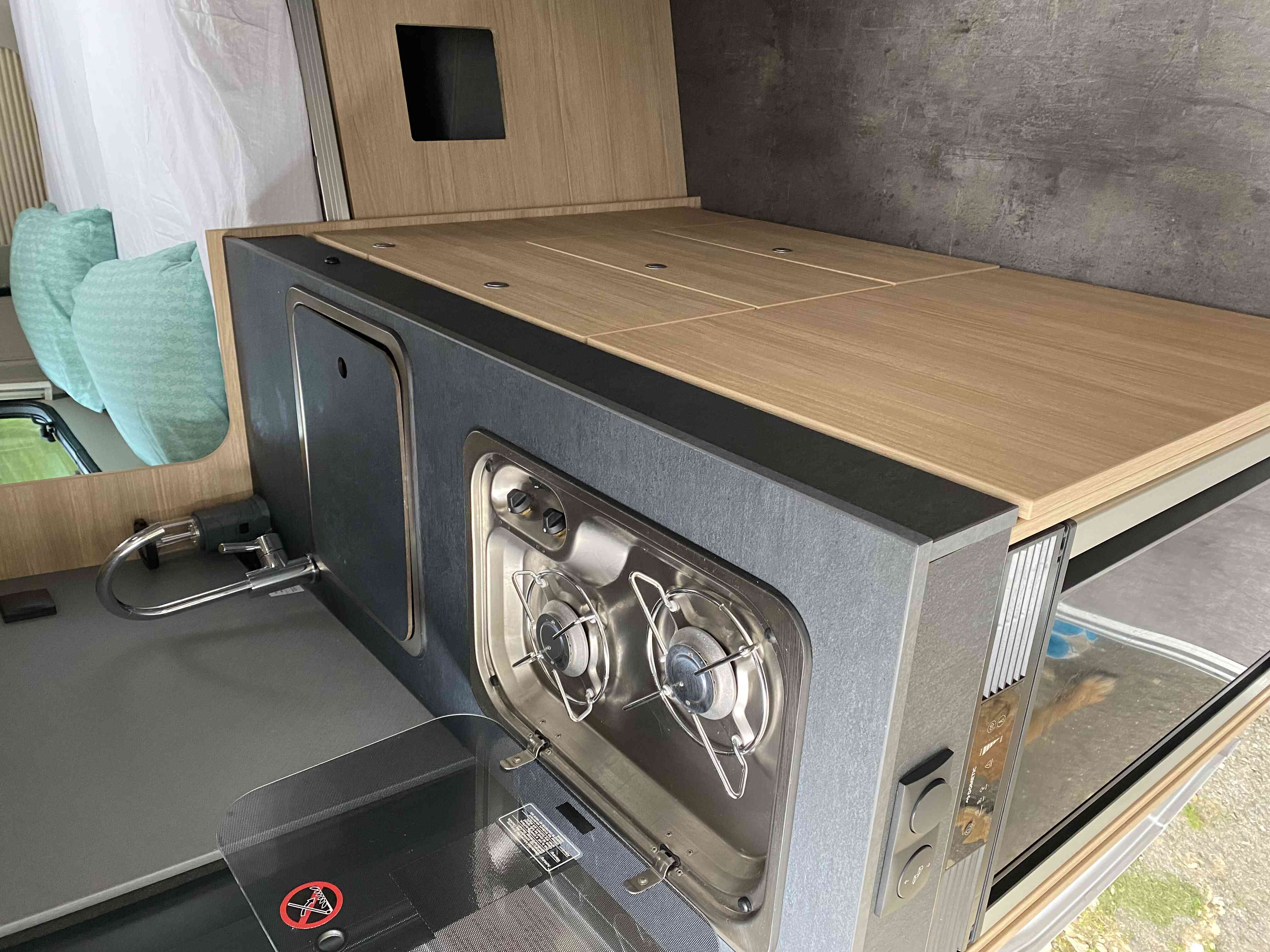 camping-car POSSL TRENTA 600   intérieur  / coin cuisine