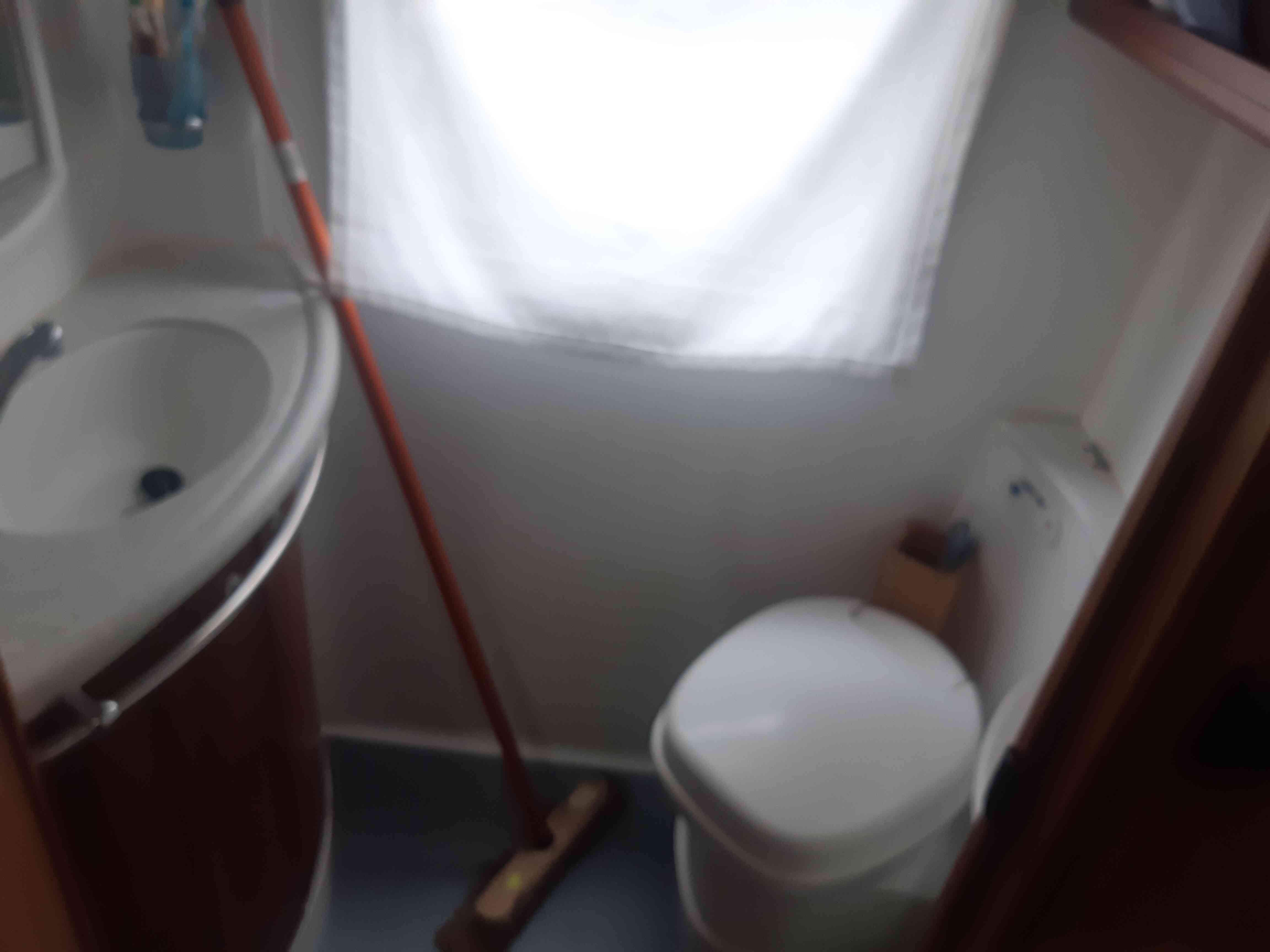 camping-car ESTEREL 37B  intérieur / salle de bain  et wc