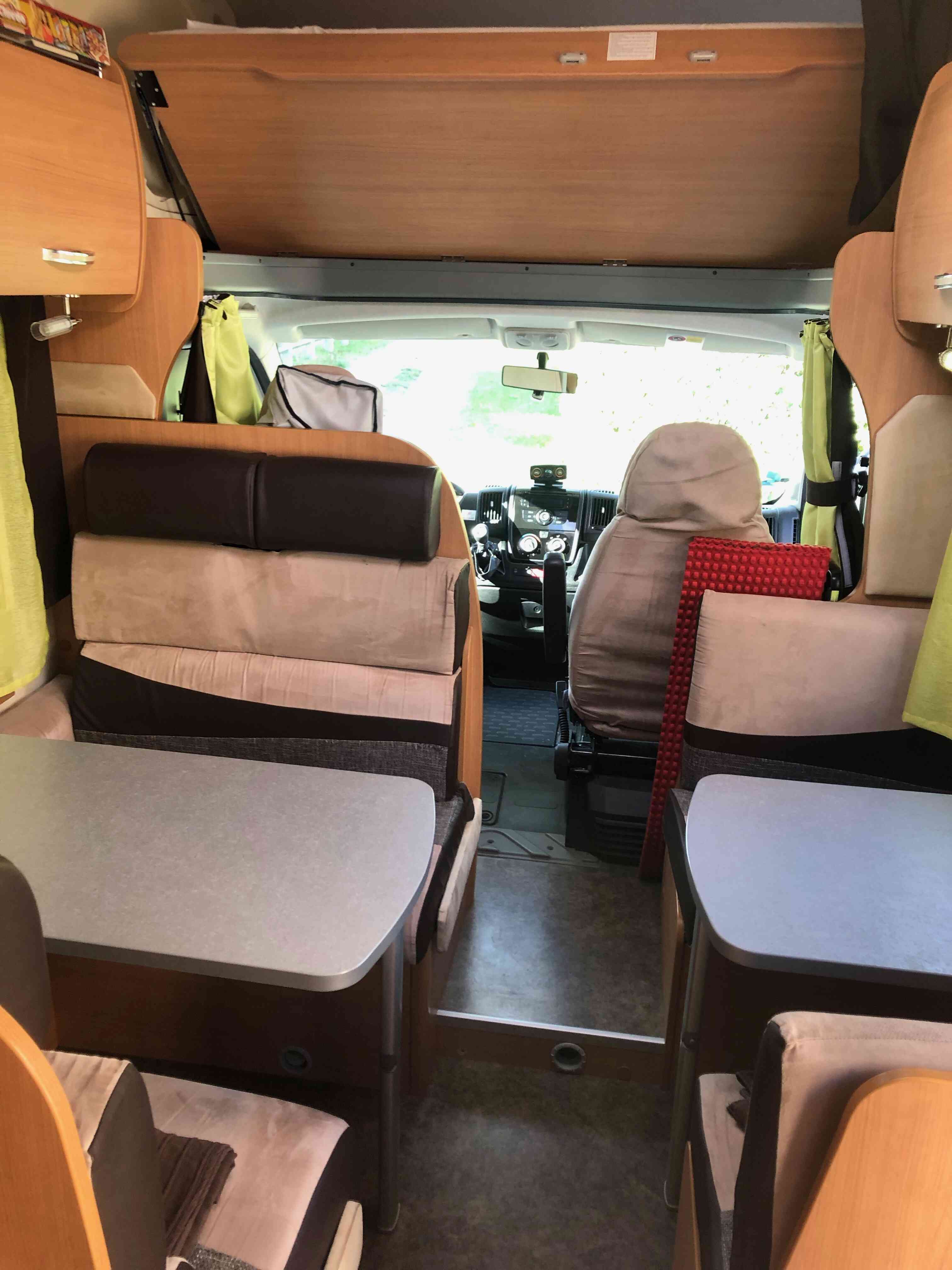 camping-car CHALLENGER GENESIS 65  intérieur / coin salon