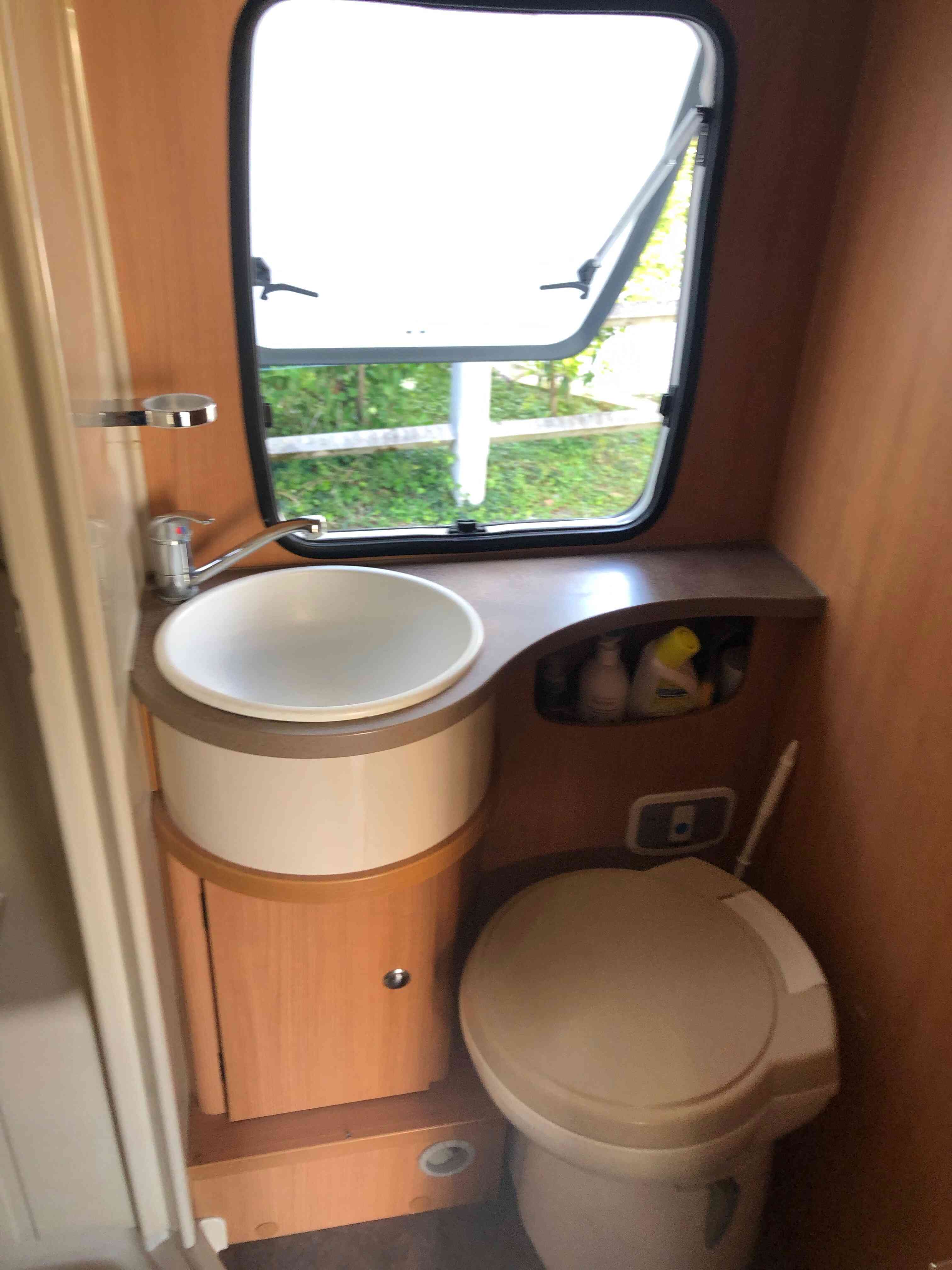 camping-car CHALLENGER GENESIS 65  intérieur / salle de bain  et wc