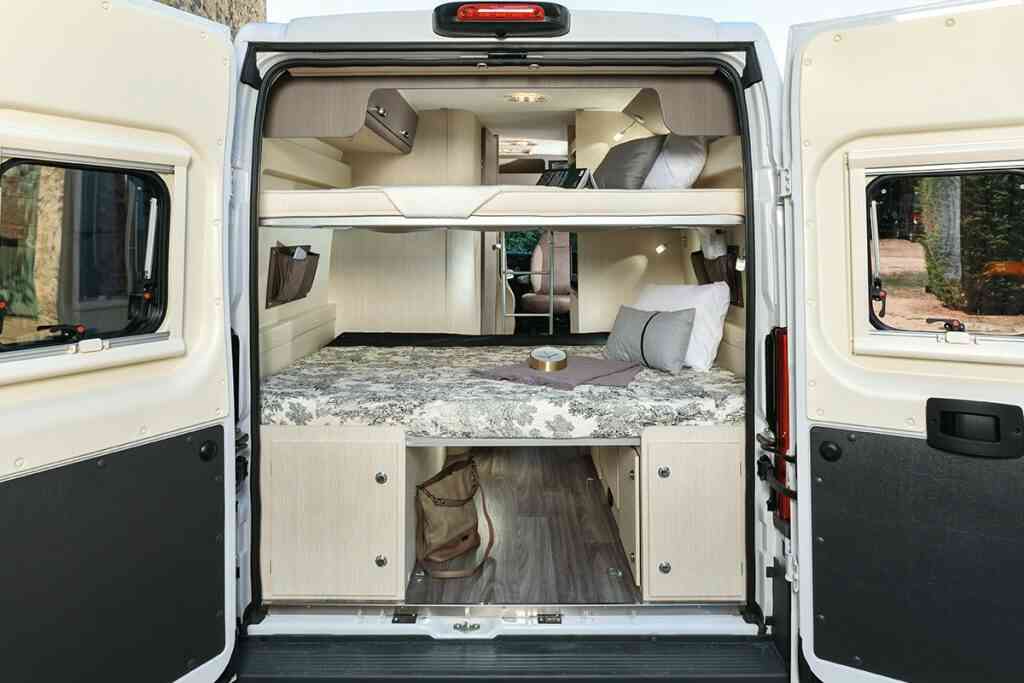 camping-car MC LOUIS MENFYS 3 MAX PLUS  intérieur / couchage principal