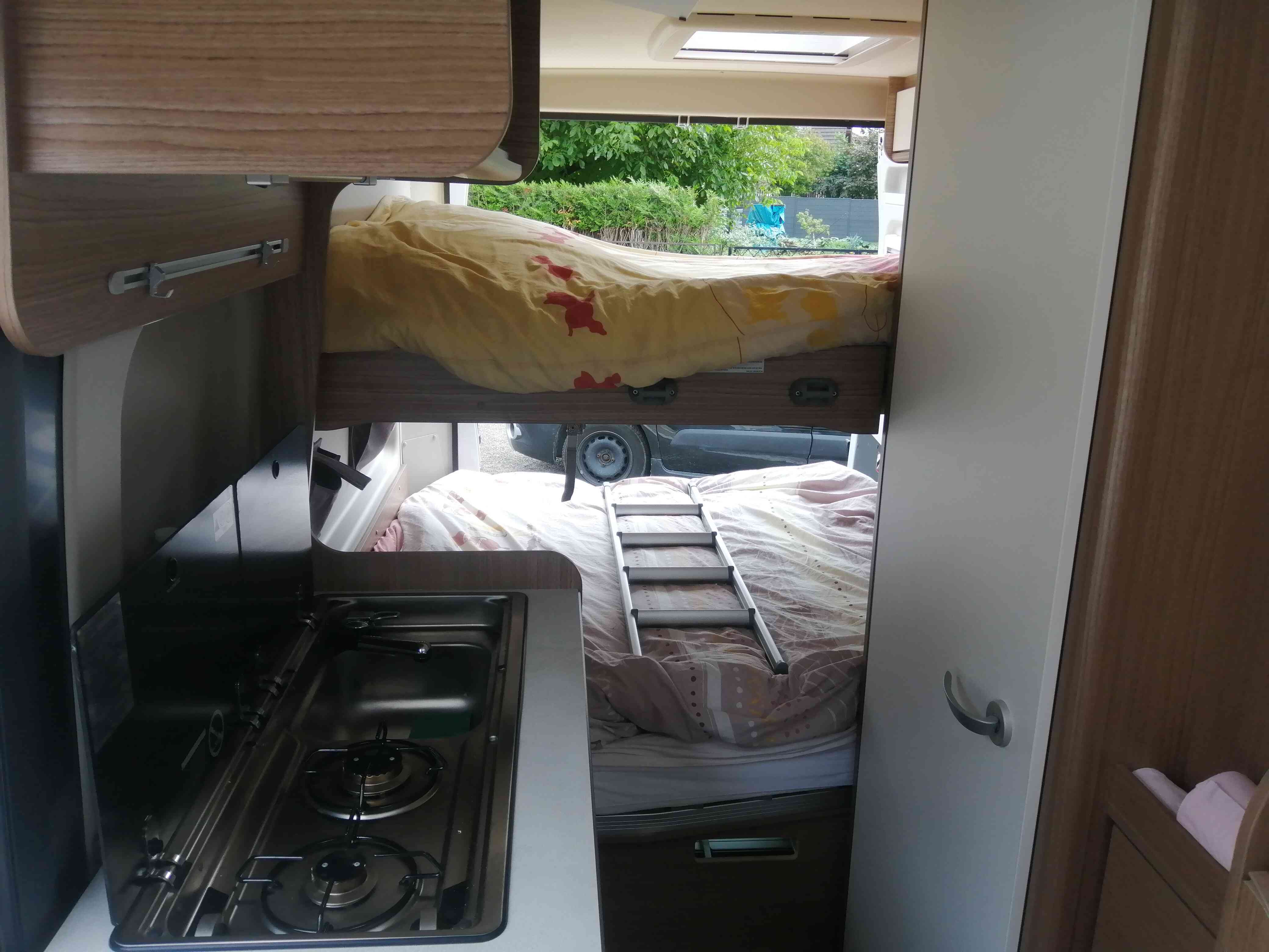 camping-car CARADO CLEVER 601  intérieur  / coin cuisine