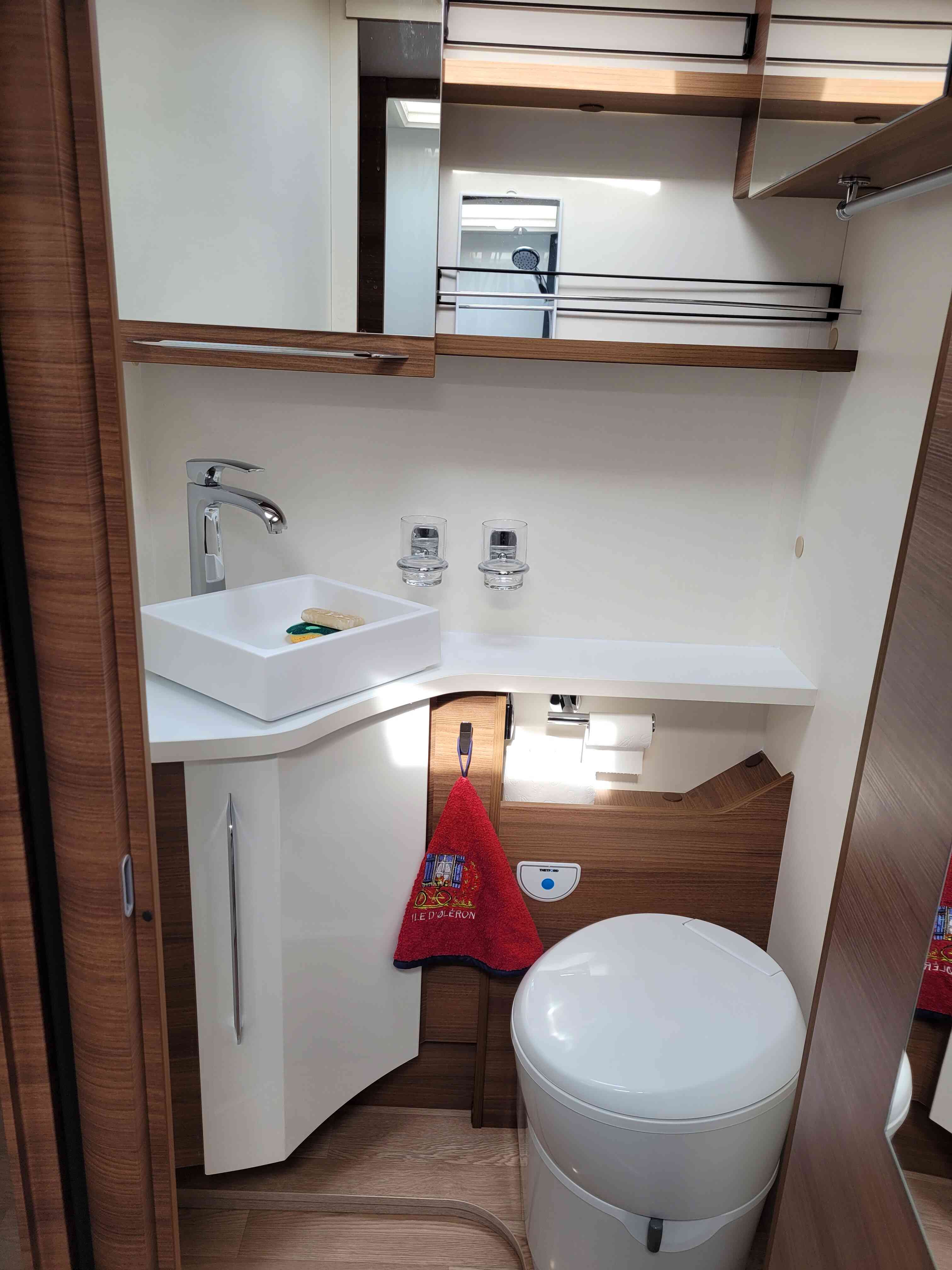 camping-car RAPIDO 896 F  intérieur / salle de bain  et wc
