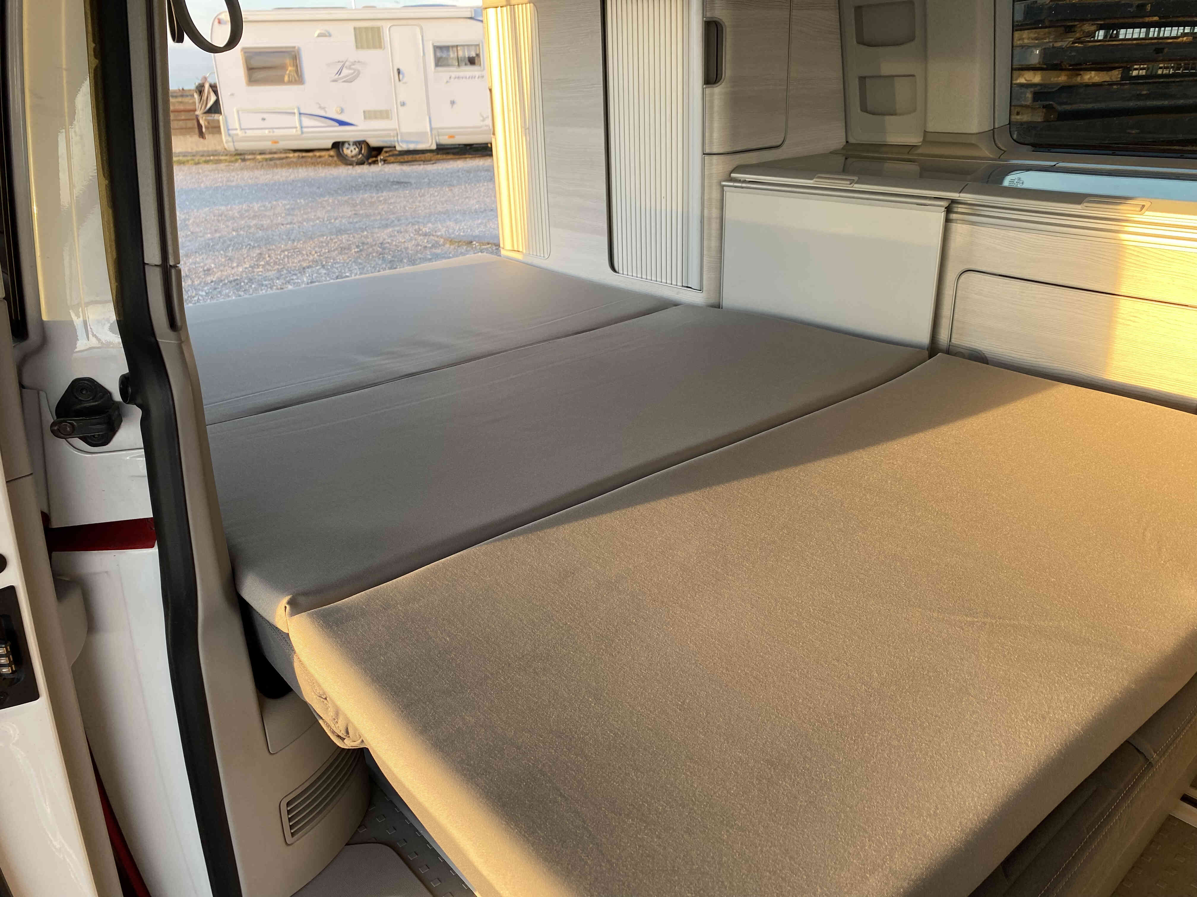 camping-car CALIFORNIA T6   intérieur / couchage principal
