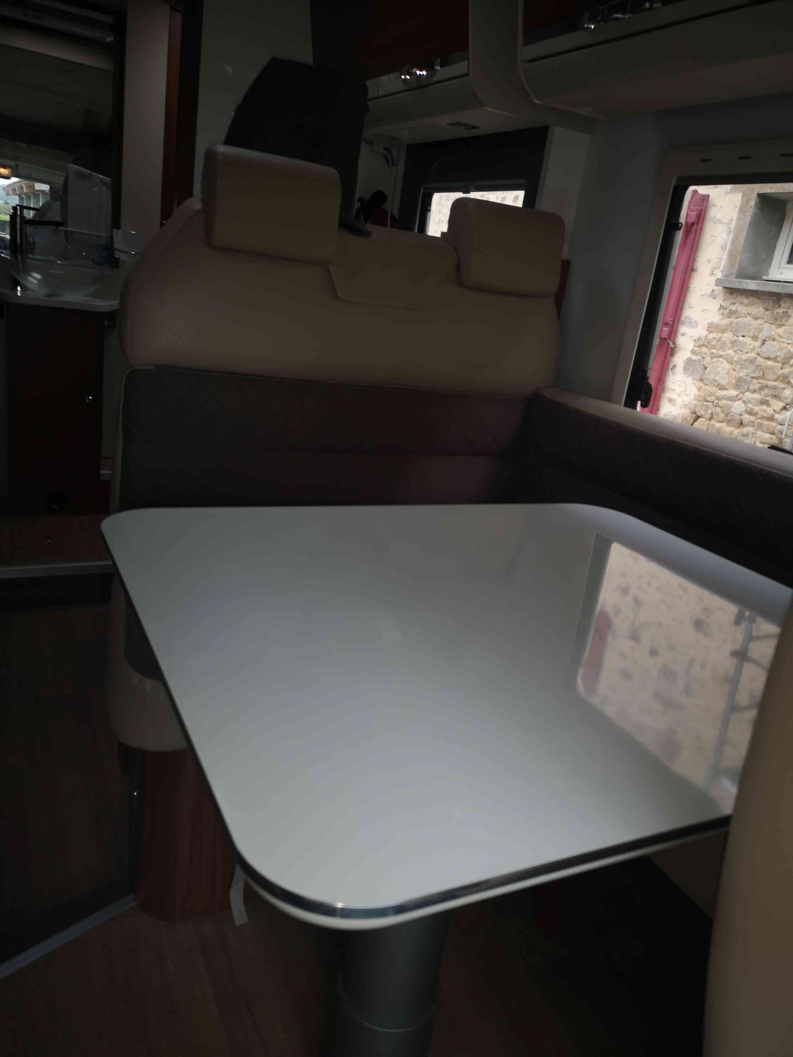 camping-car ADRIA MATRIX PLUS M 670 SBC  intérieur / coin salon