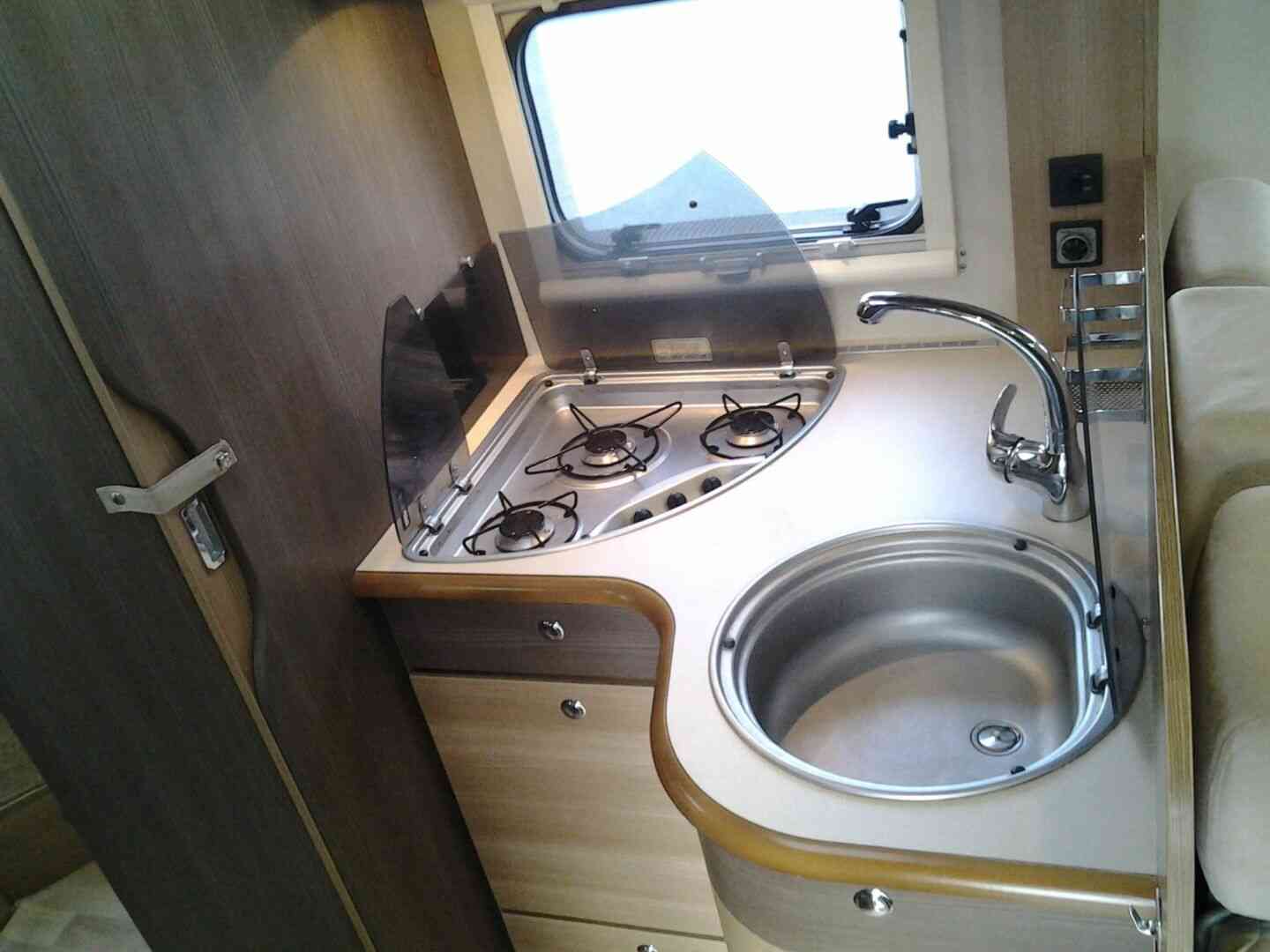 camping-car RAPIDO 691 FF STYLE EDITION  intérieur  / coin cuisine