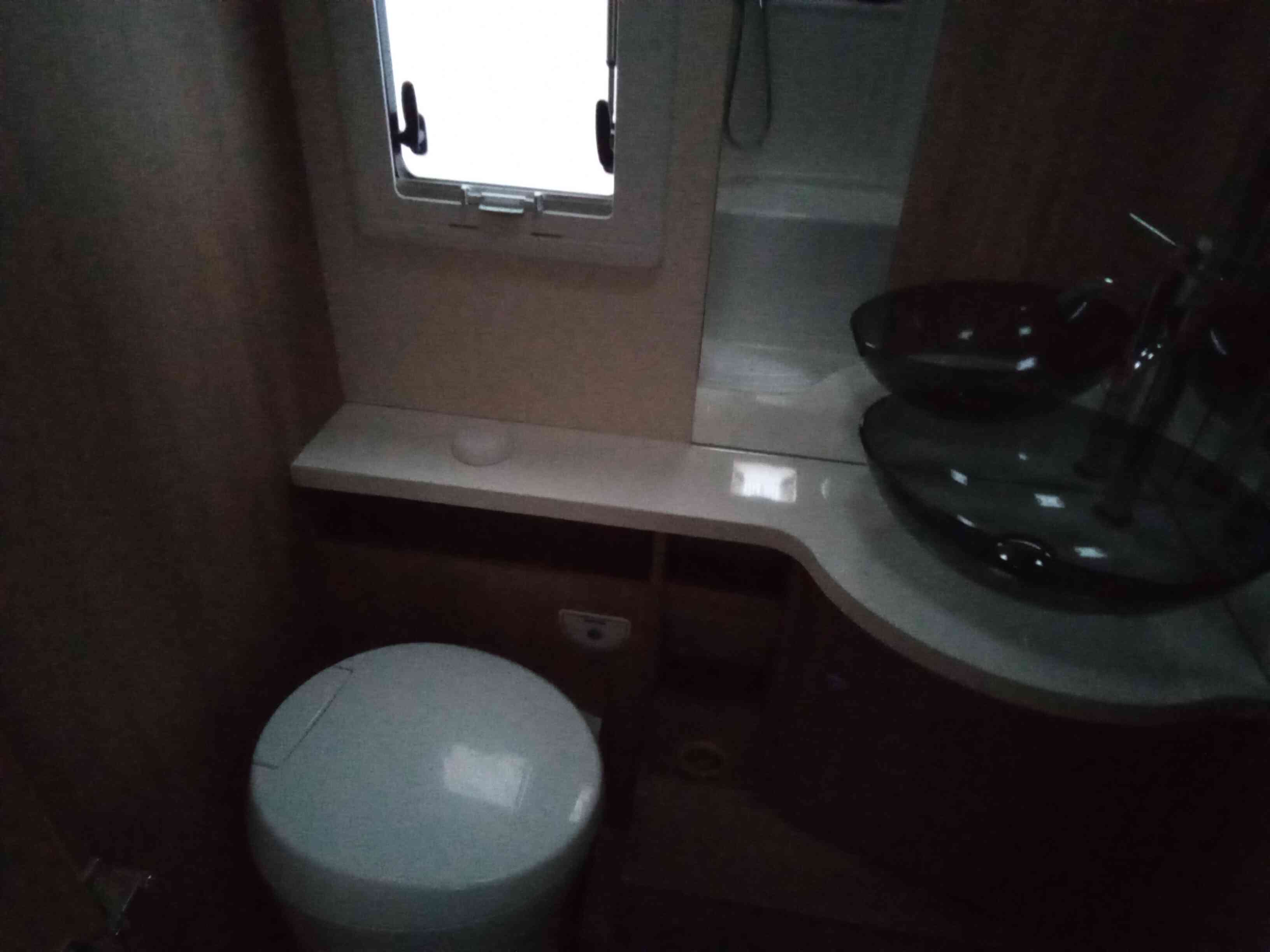 camping-car Ci MAGIS 65 XT  intérieur / salle de bain  et wc