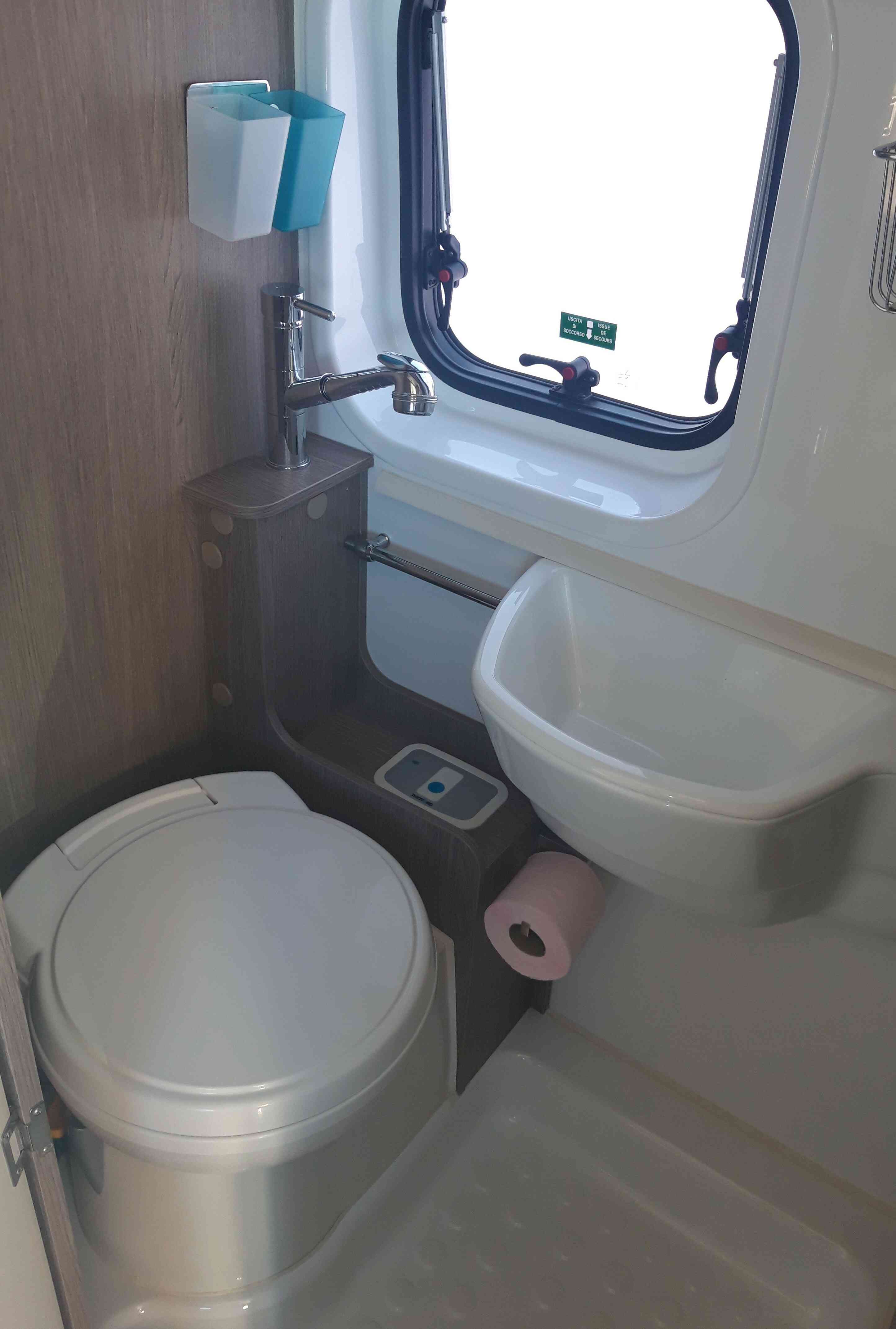 camping-car CHAUSSON TWIST V 594  intérieur / salle de bain  et wc