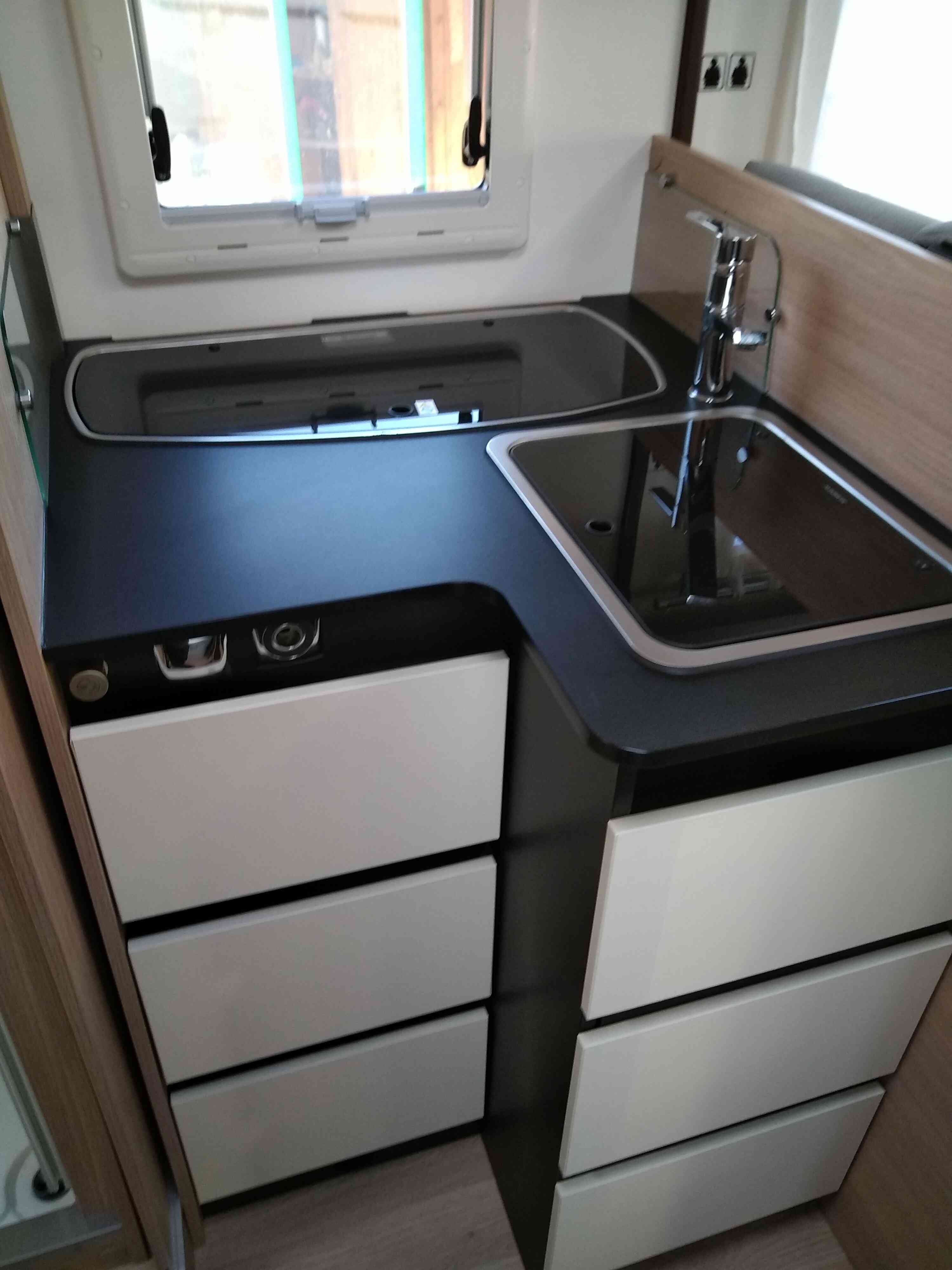 camping-car ITINEO SLB 700  intérieur  / coin cuisine