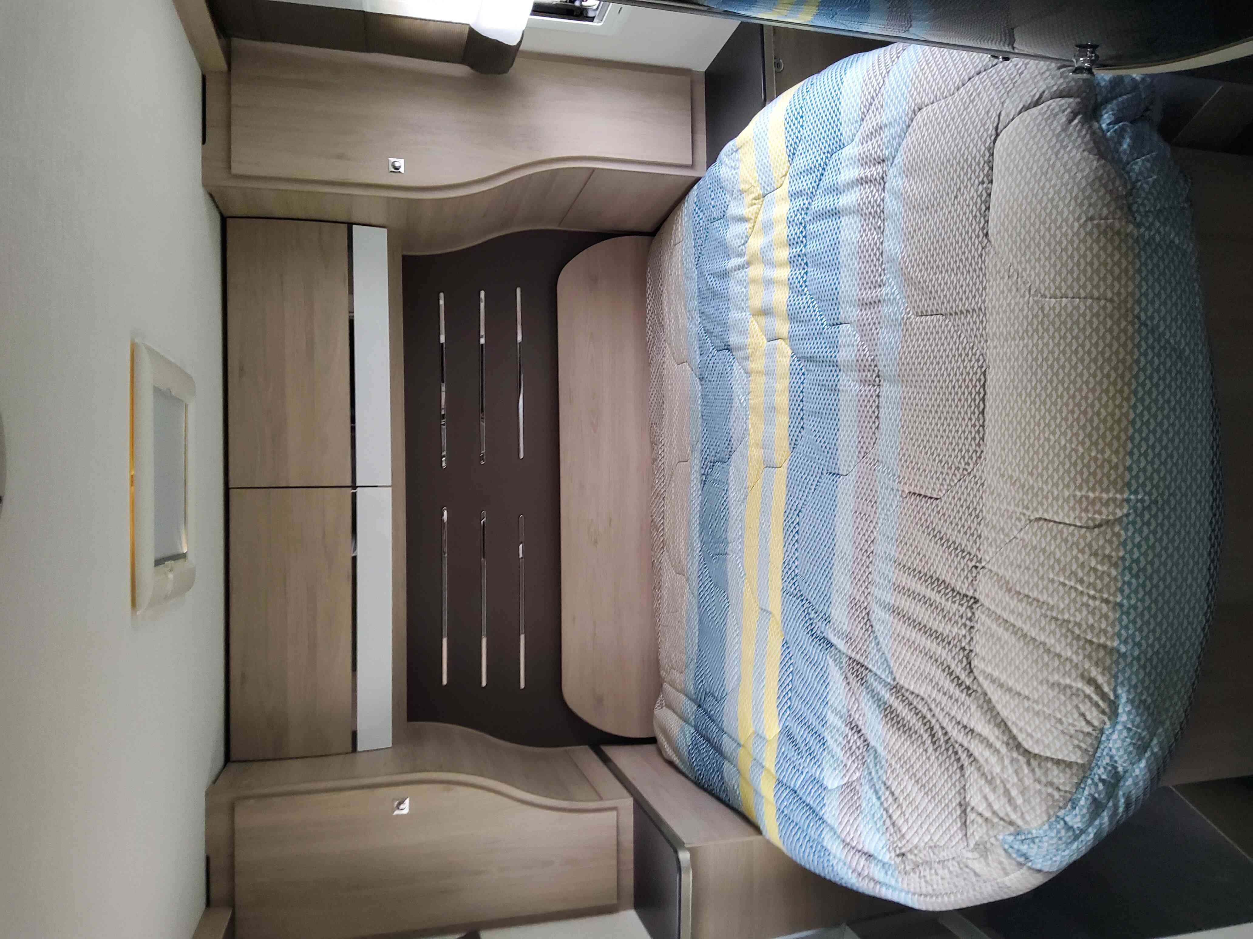 camping-car CHAUSSON EB 628   intérieur / couchage principal