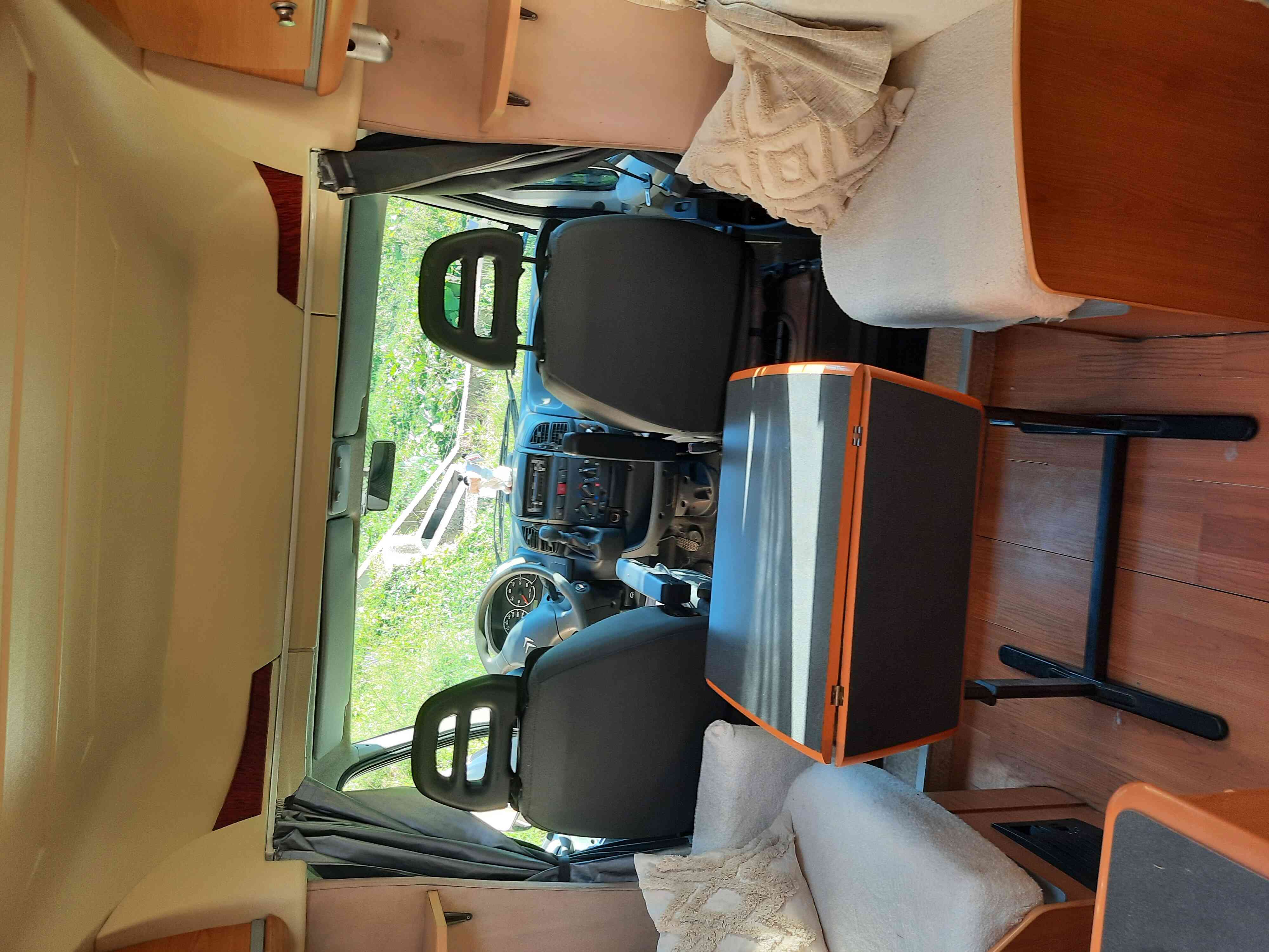 camping-car PILOTE P5  intérieur / coin salon