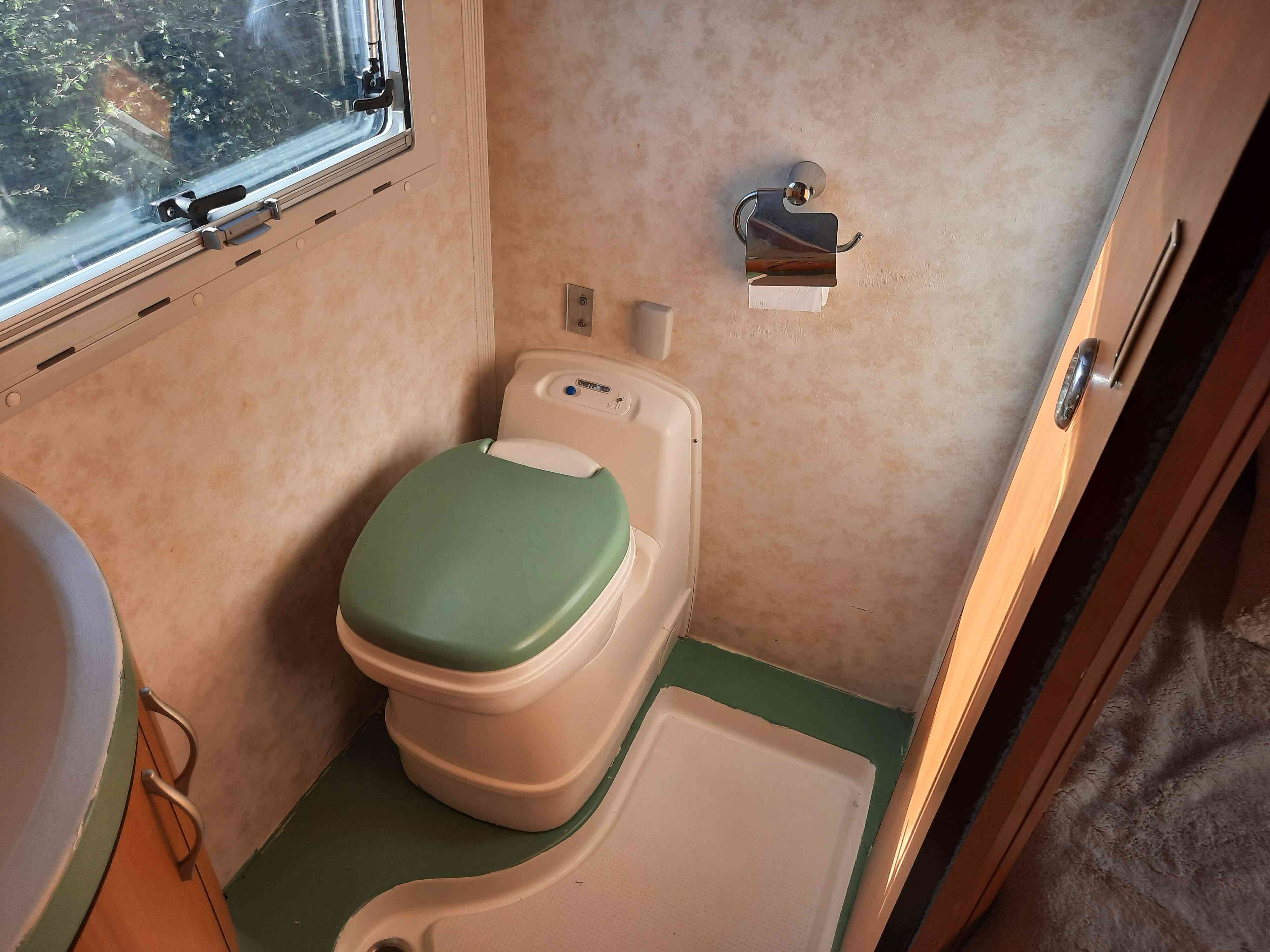 camping-car PILOTE P5  intérieur / salle de bain  et wc