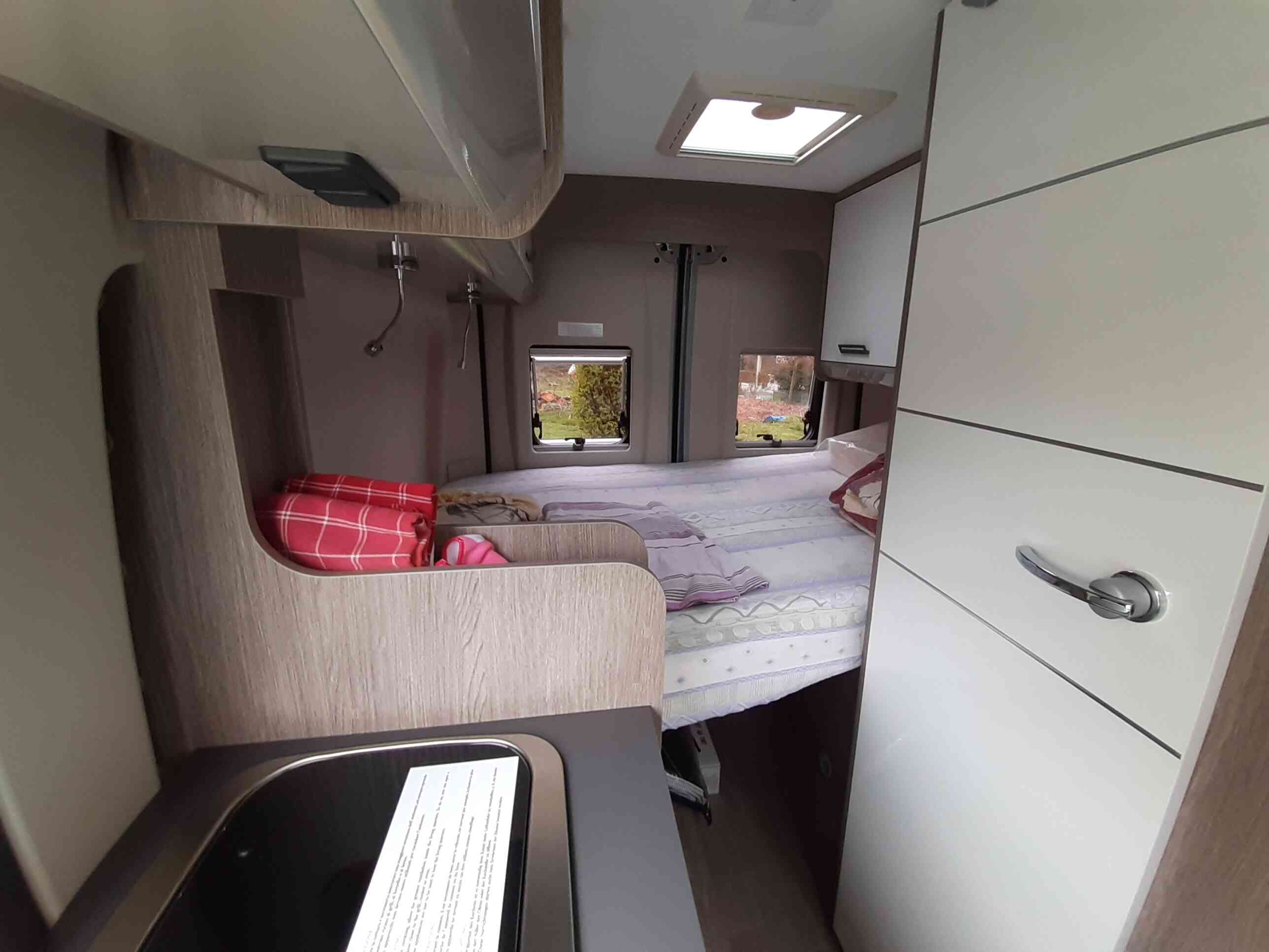 camping-car CHAUSSON V 594 S  intérieur / couchage principal