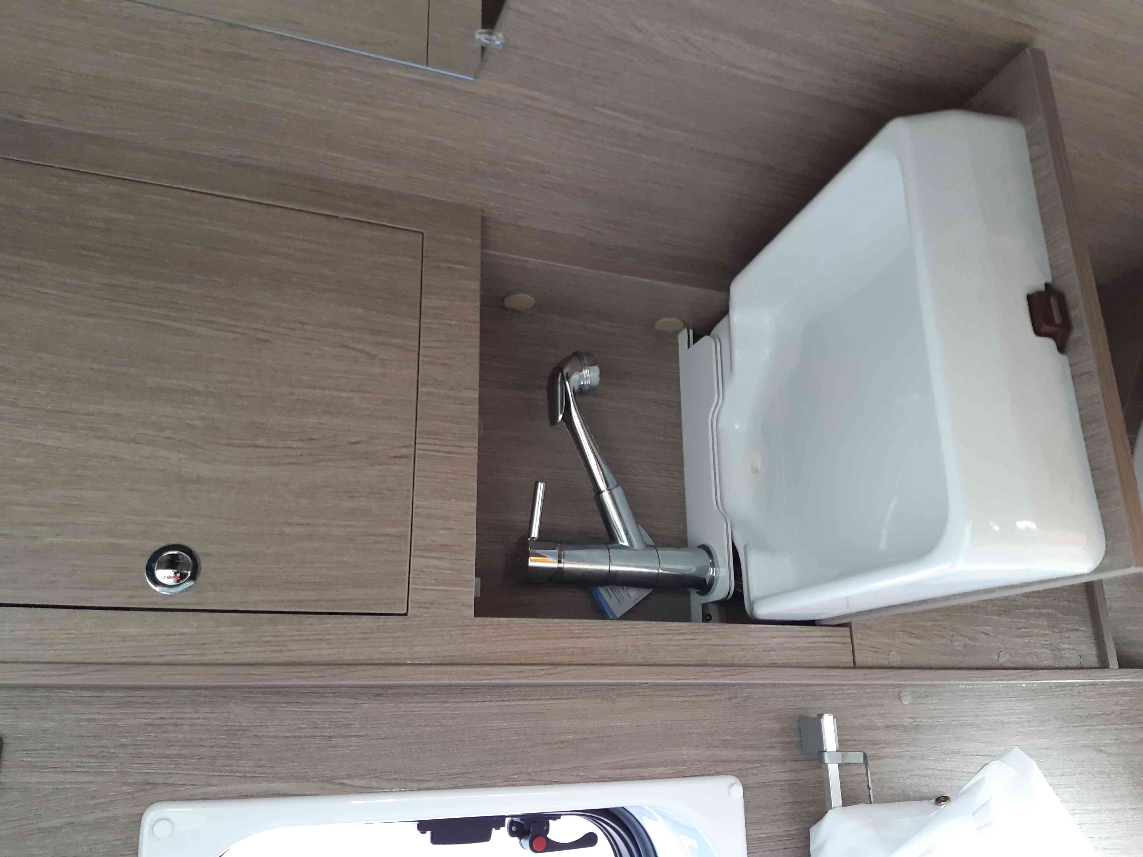 camping-car CHAUSSON V 594 S  intérieur / salle de bain  et wc