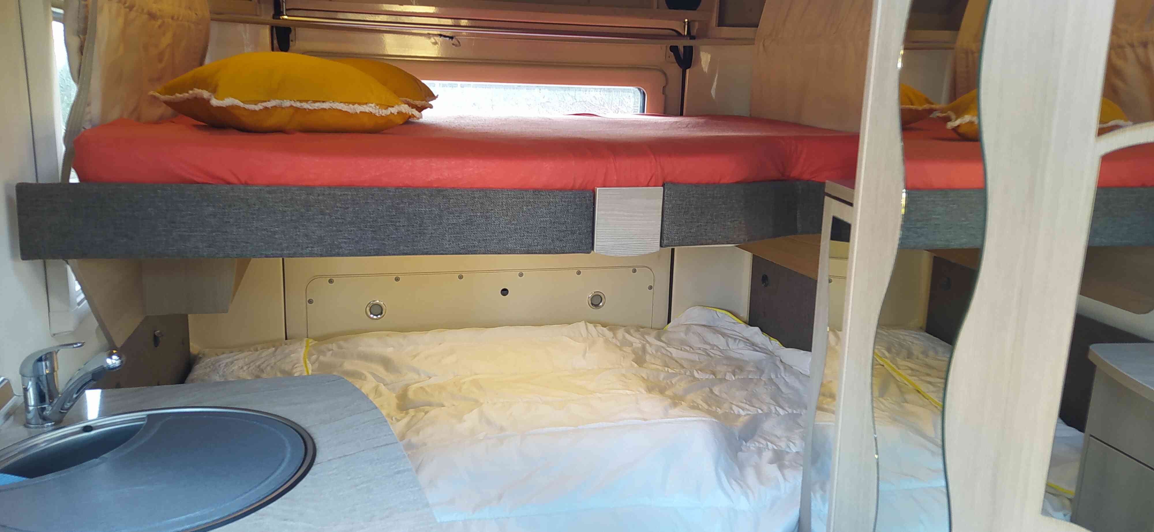 camping-car BURSTNER BREVIO T 645  intérieur / couchage principal