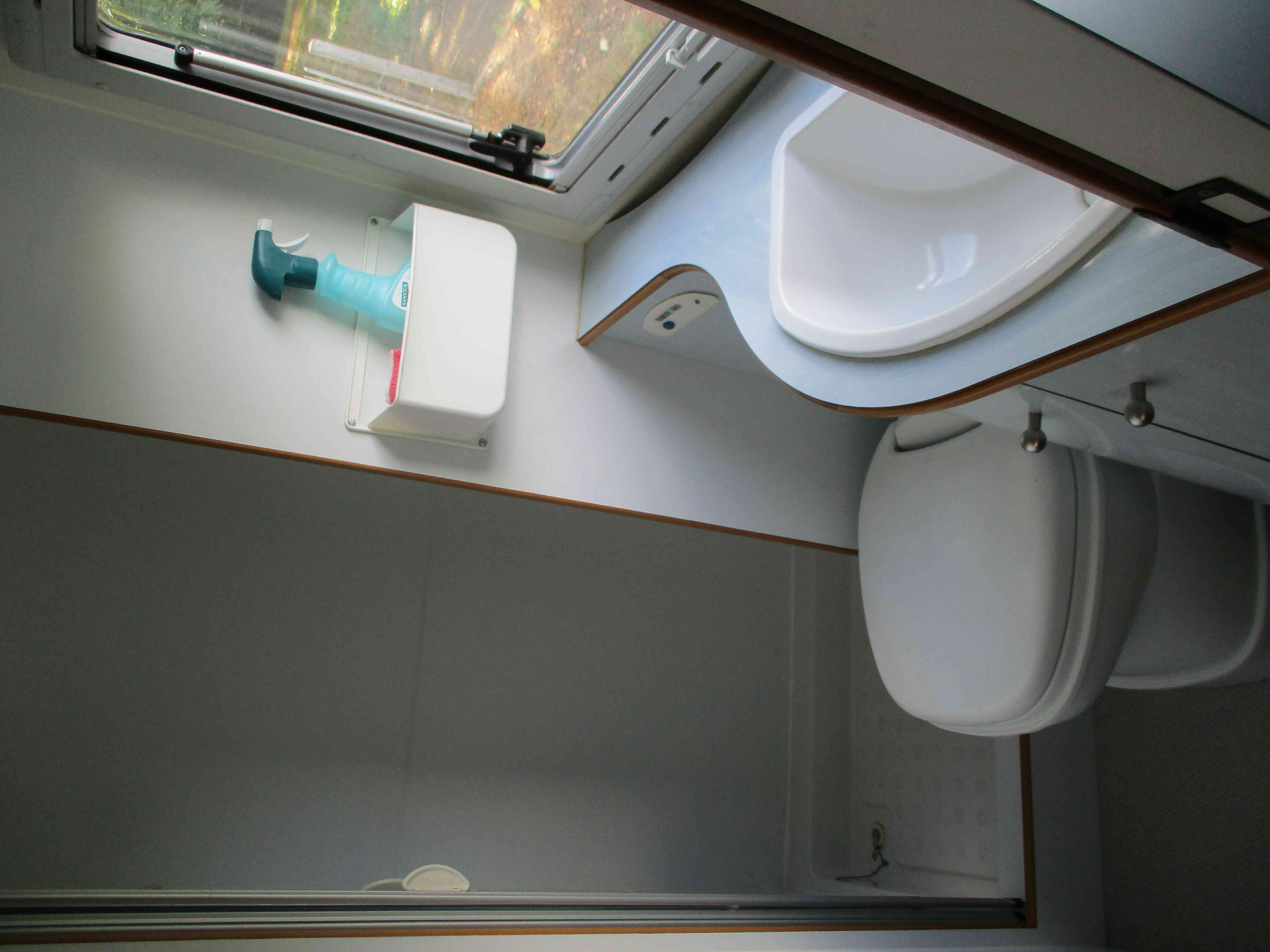 camping-car AUTOSTAR AUROS  intérieur / salle de bain  et wc