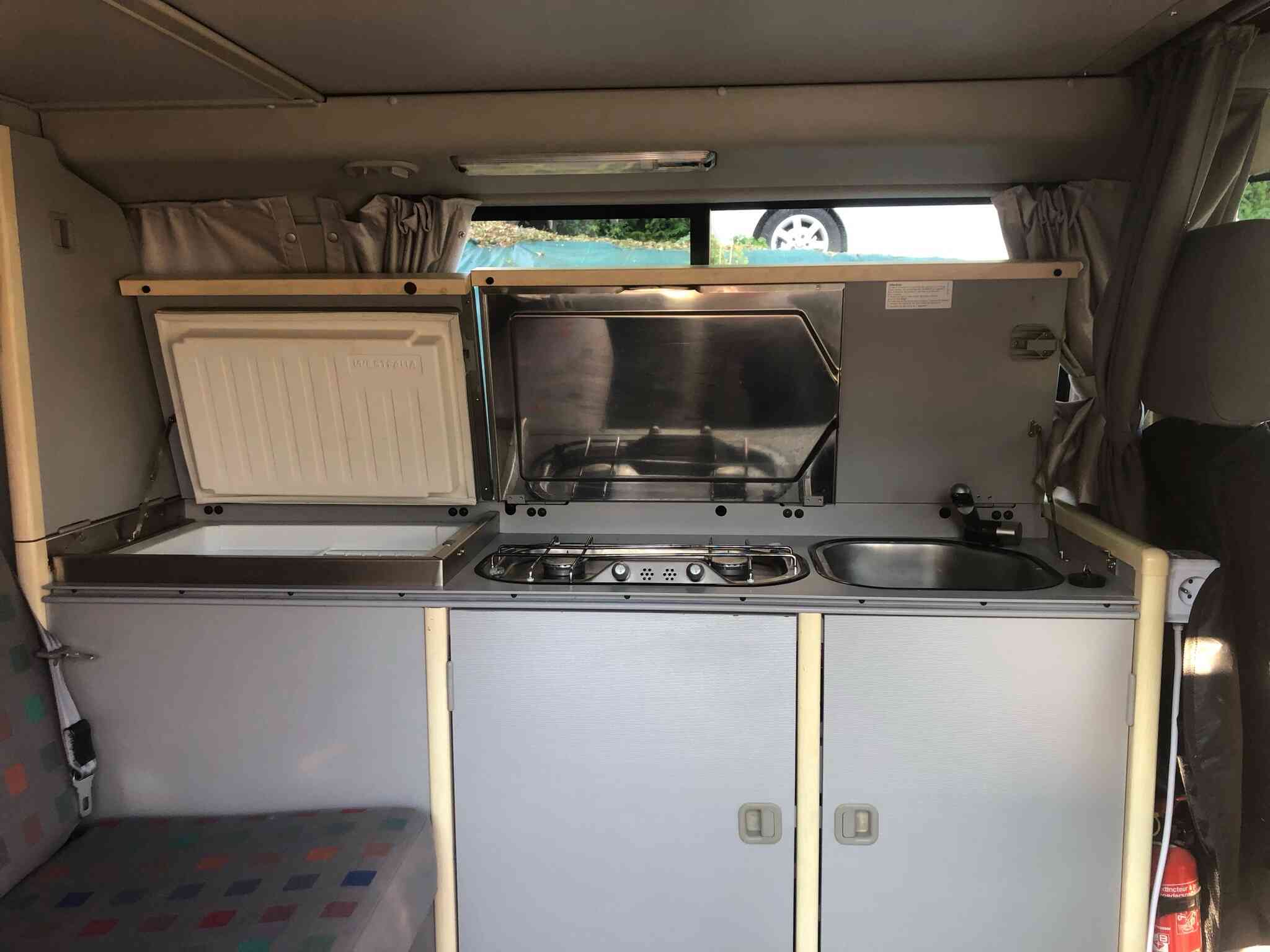 camping-car VOLKSWAGEN TRANSPORTER T4  intérieur  / coin cuisine