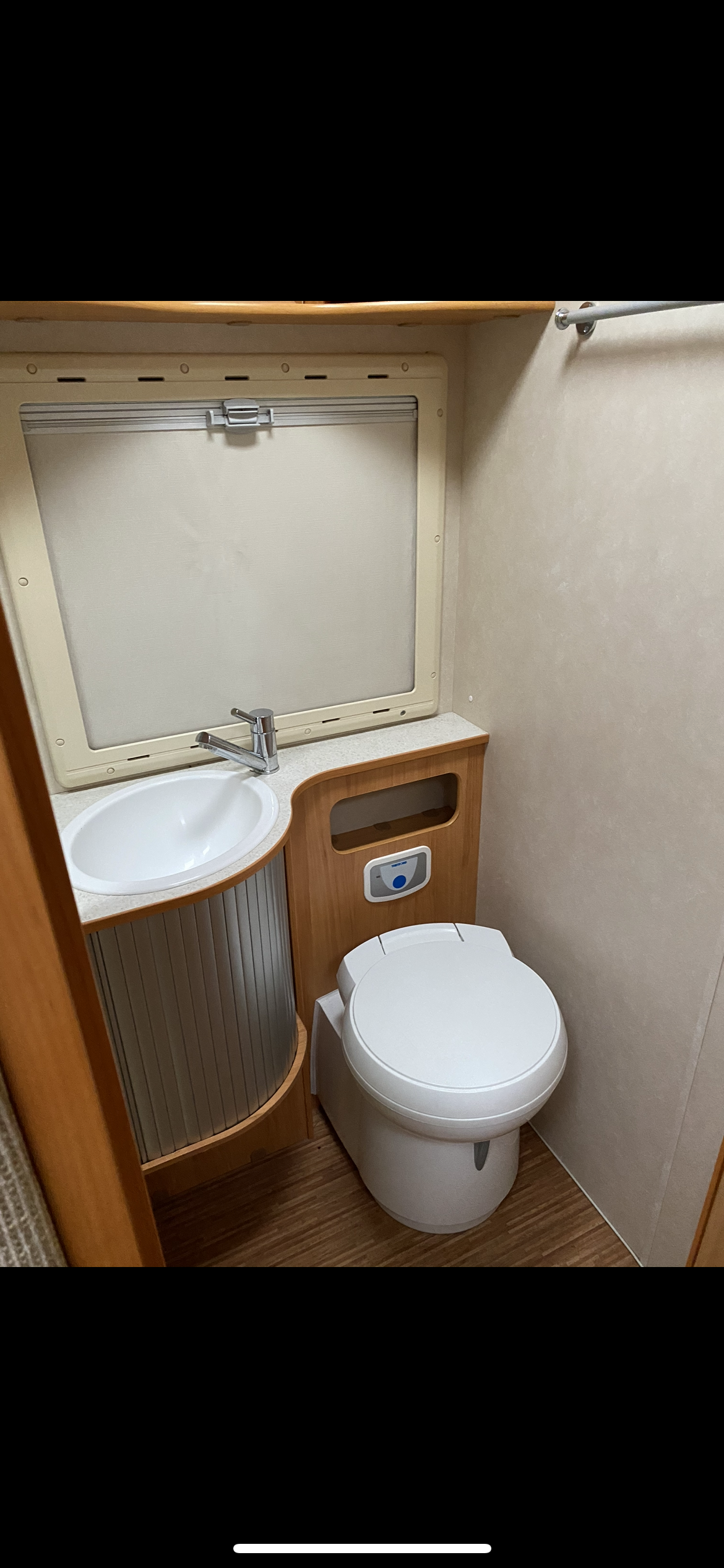 camping-car ADRIA CORAL  intérieur / salle de bain  et wc