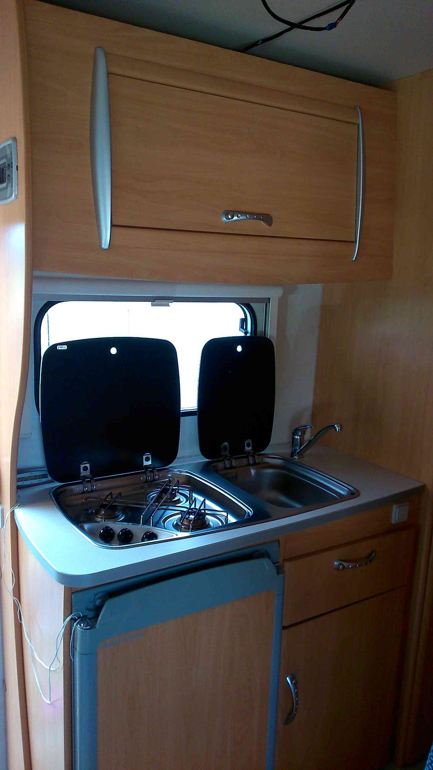 camping-car CHAUSSON FLASH 03  intérieur  / coin cuisine