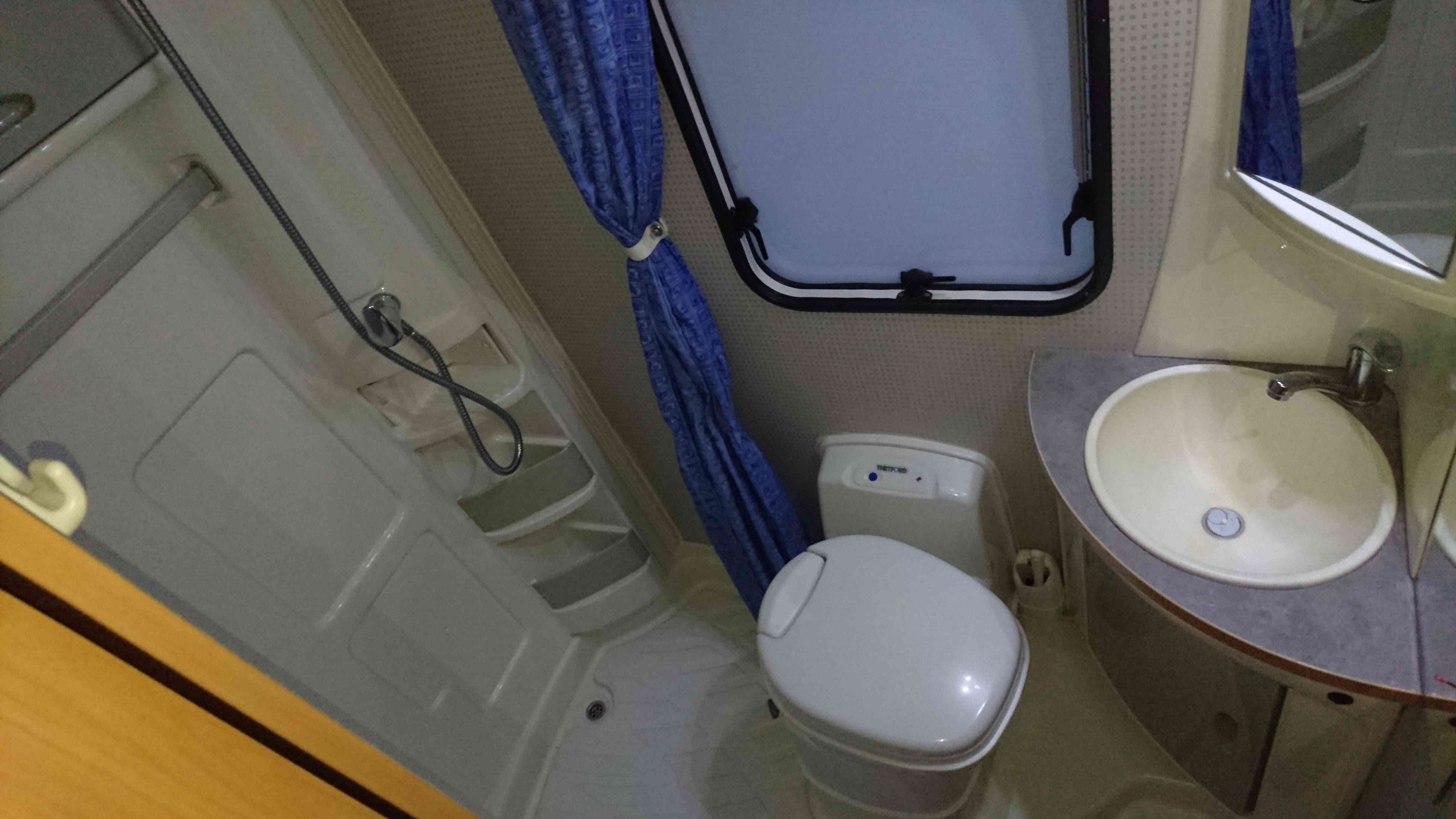 camping-car CHAUSSON FLASH 03  intérieur / salle de bain  et wc